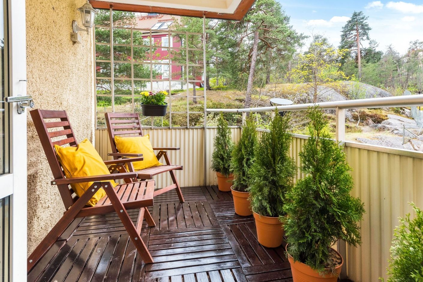 Stor balkong med eftermiddagssol