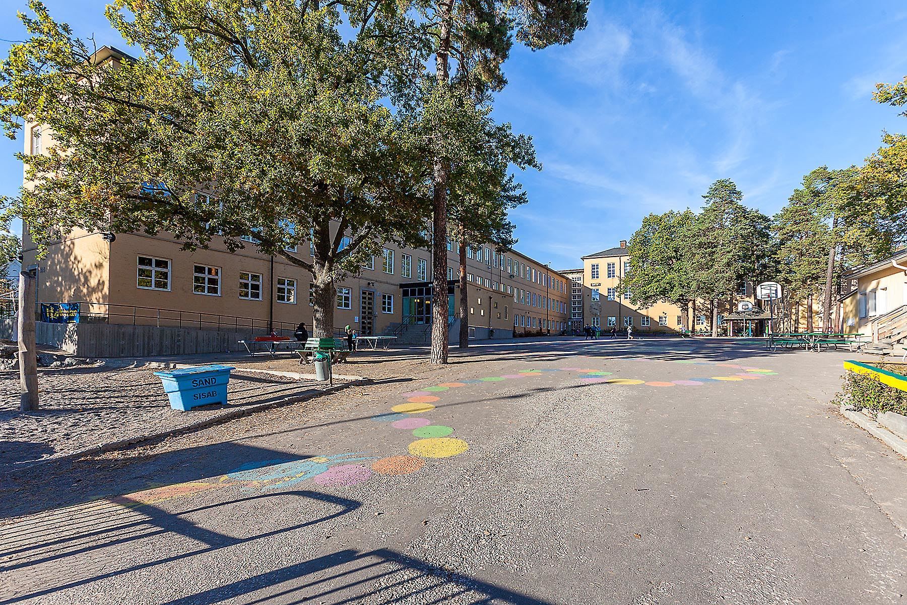 Ålstensskolan, en av flera bra skolor i området