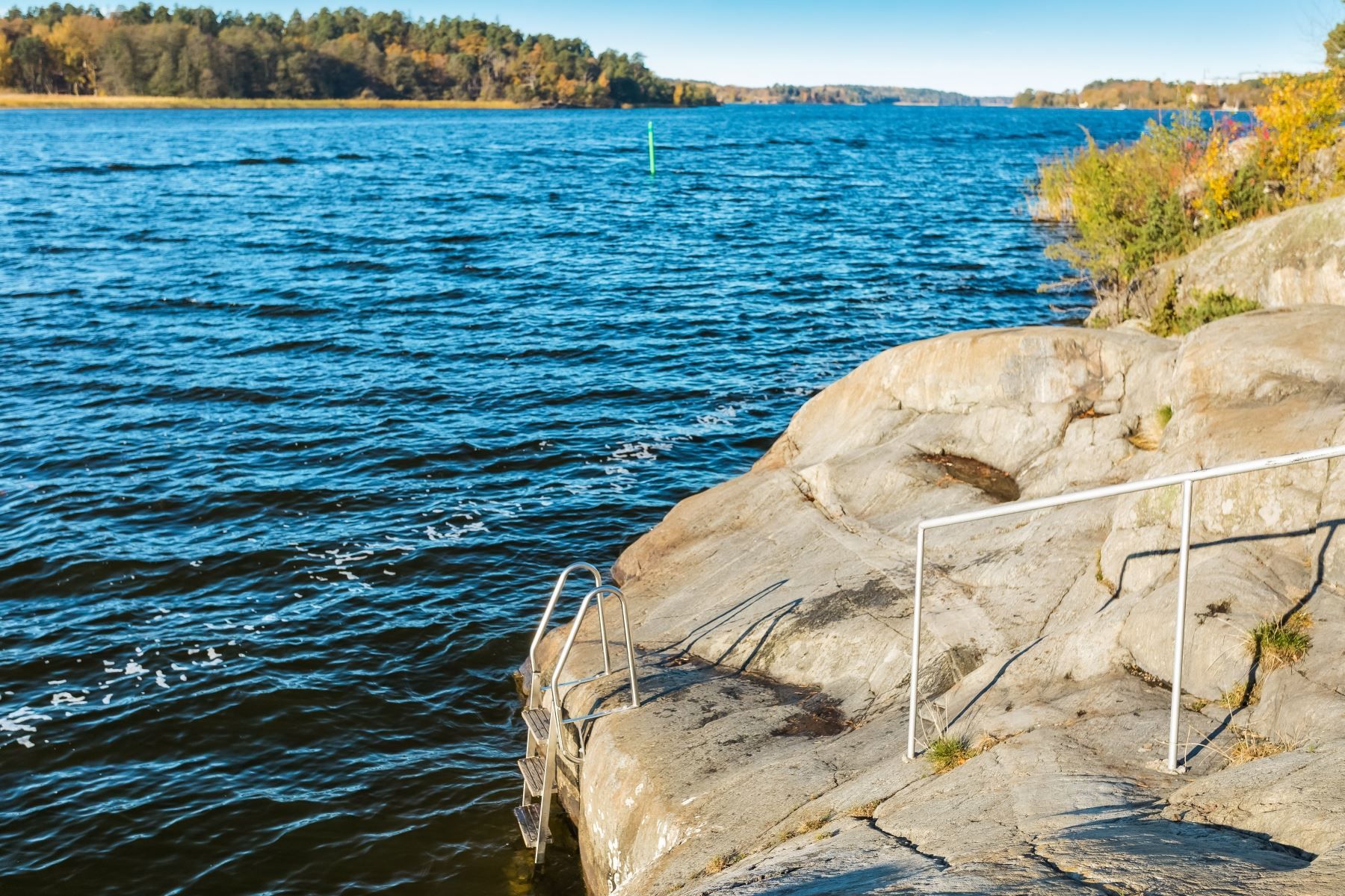 Klippbadet bjuder in till friska bad med någon minuts gångväg från huset