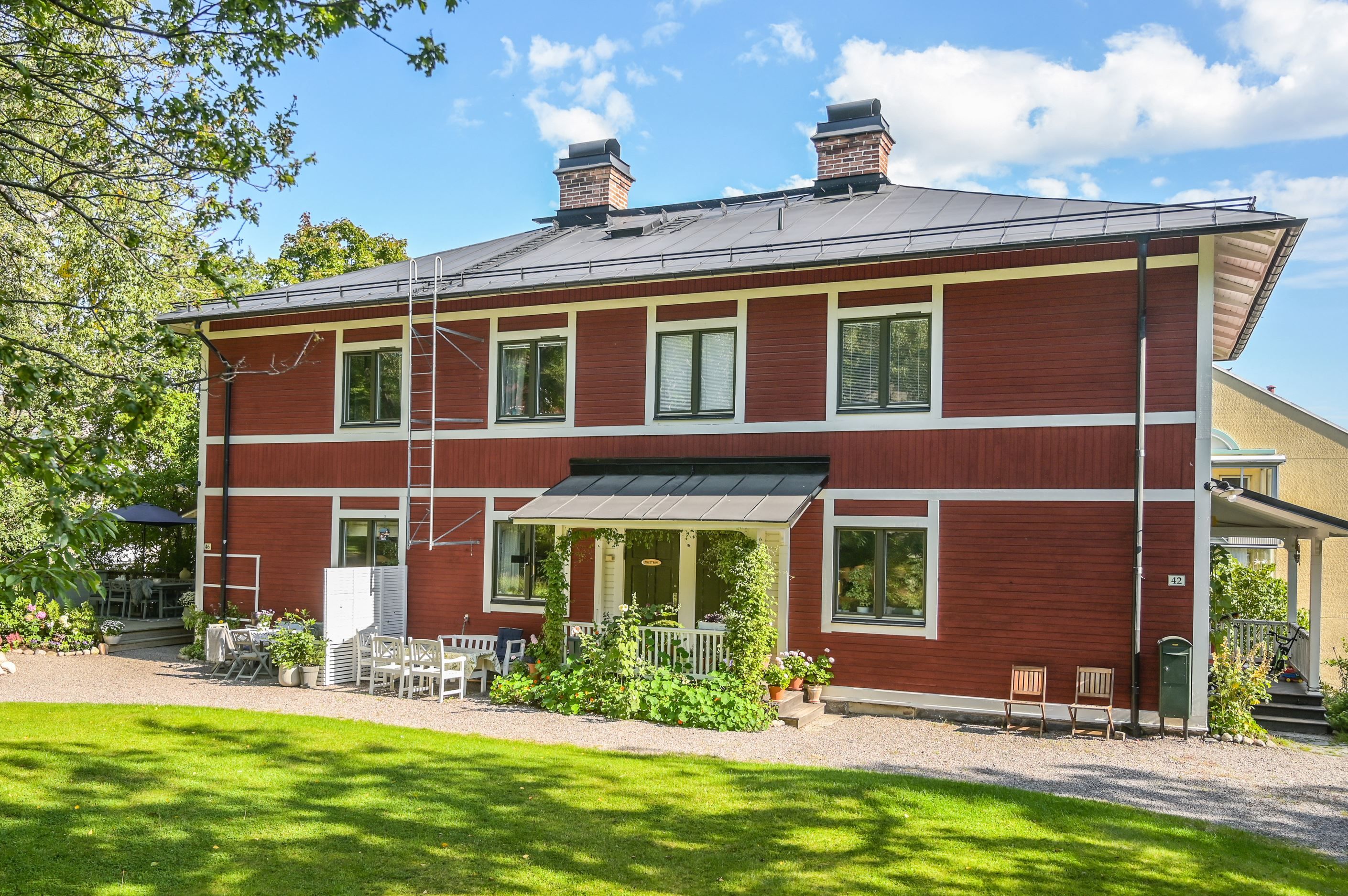 Sekelskiftesbyggnad som varsamt renoverats till bästa skick