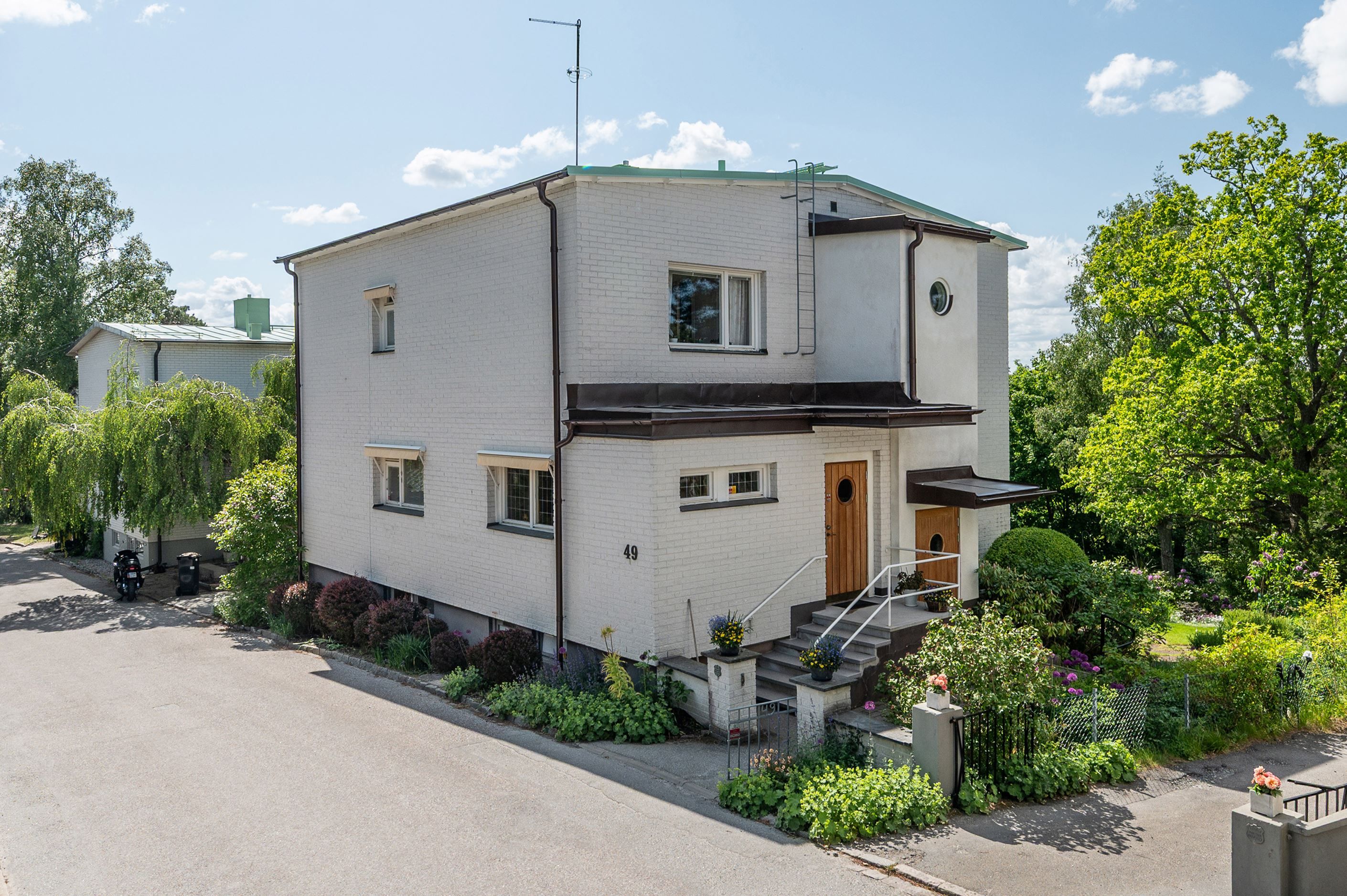 Tidstypisk vit villa i "Den vita staden"
