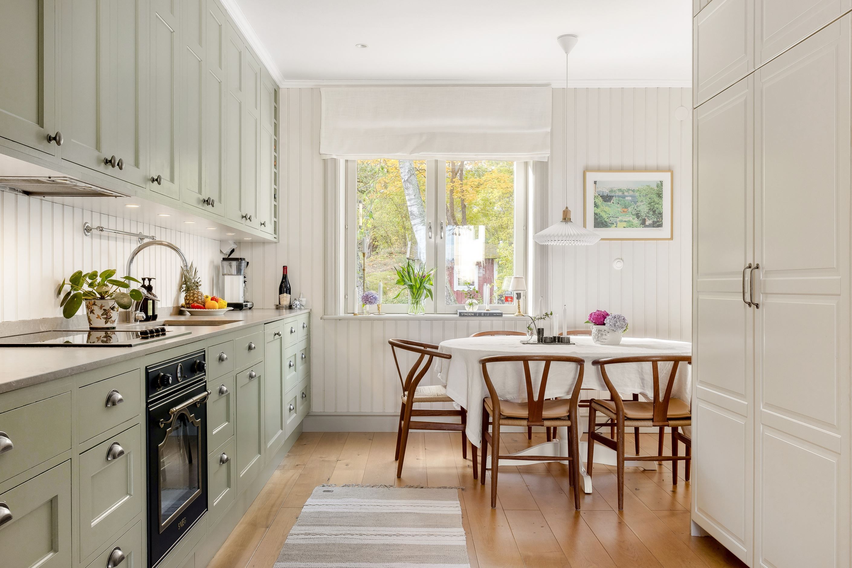 Generöst matbord invid fönster med fin vy