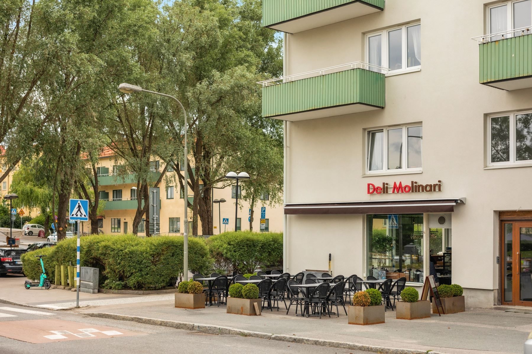 Trevliga Deli Molinari endast några steg från porten