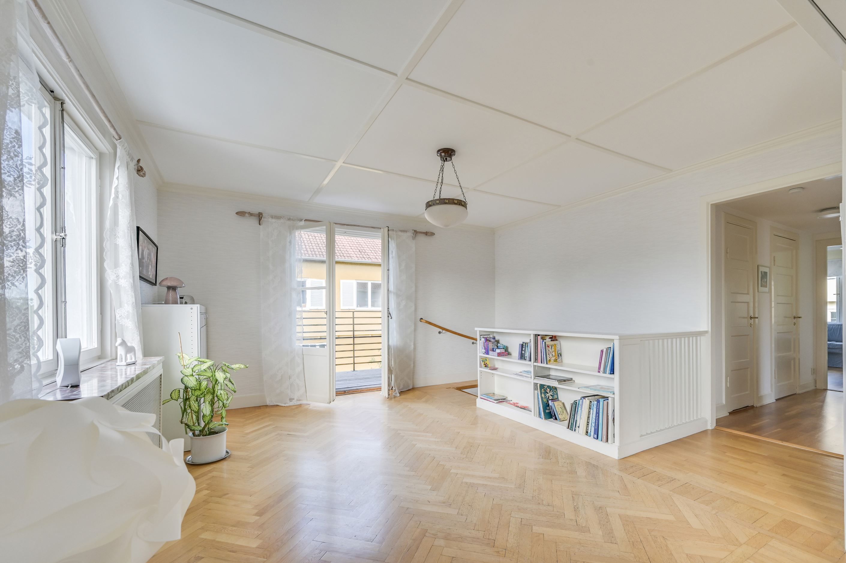 Välkommen upp på övre plan till ett öppet allrum med utgång till husets ena balkong