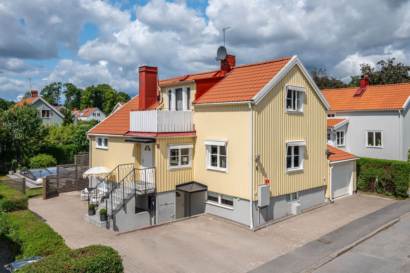 Ängbyvilla med pool i absolut toppskick - ett bekymmersfritt drömboende för familjen