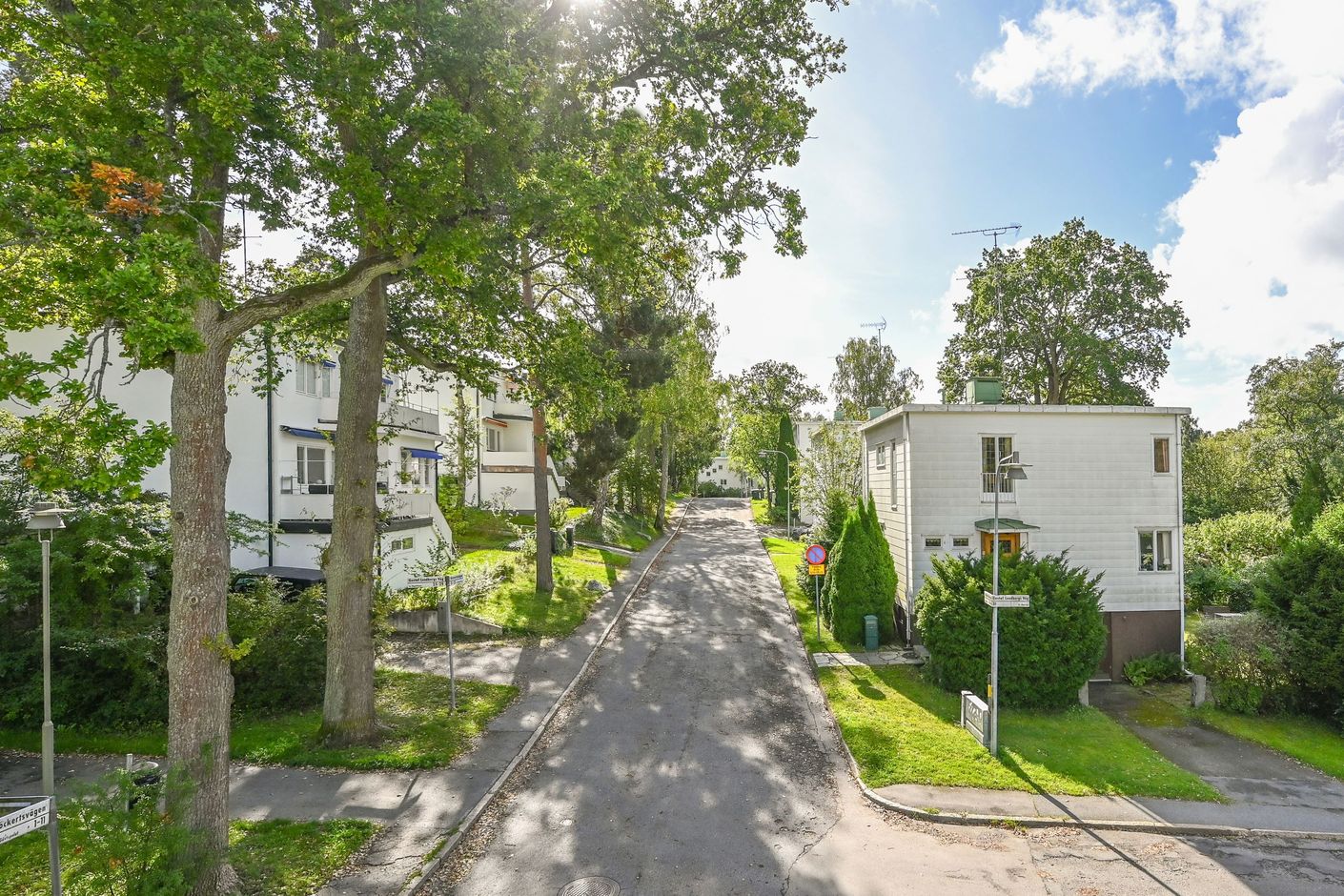 Charmig friliggande villa i soligt S/V-läge - en pärla i Trädgårdsstaden