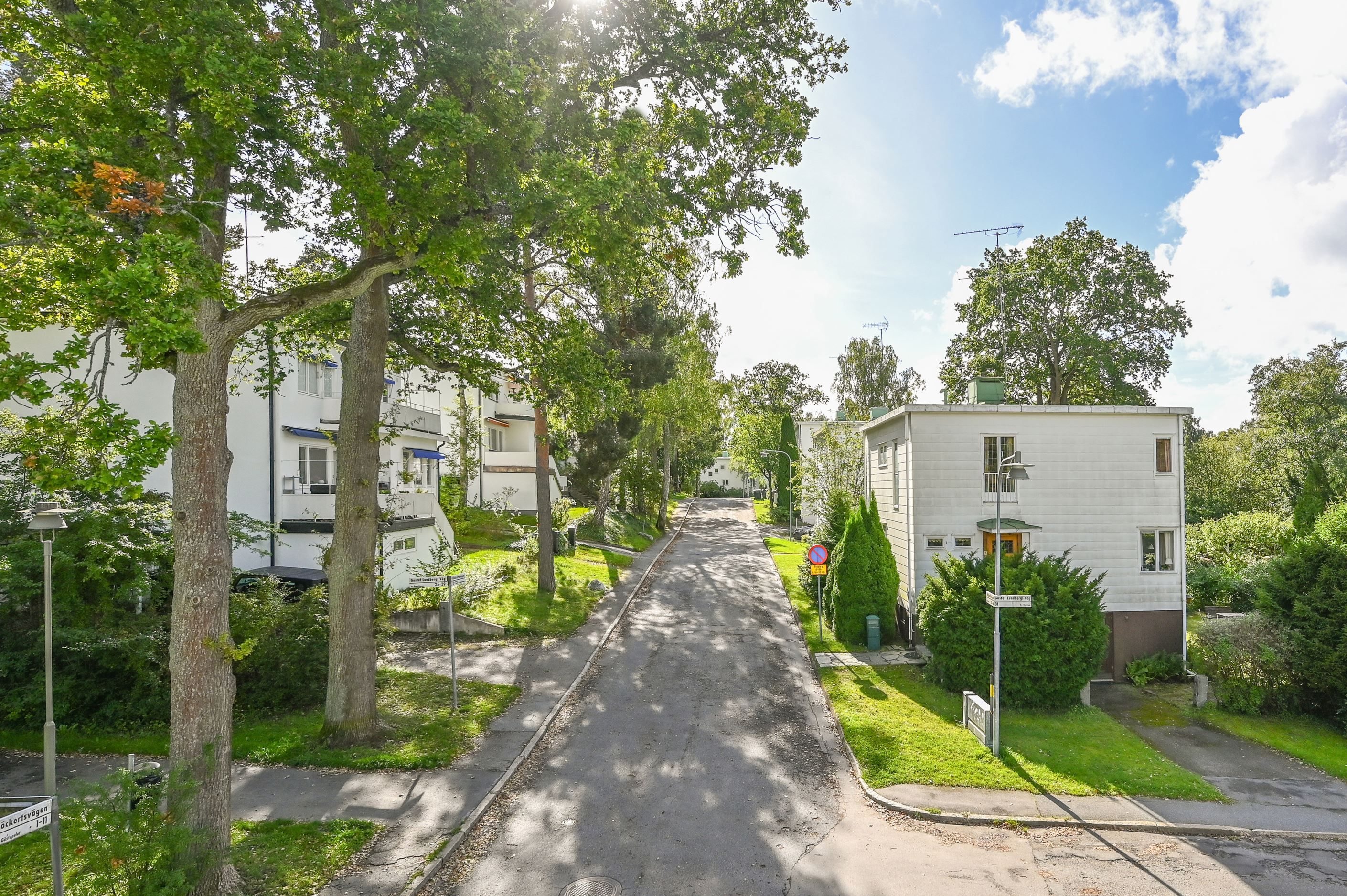 Charmig friliggande villa i soligt S/V-läge - en pärla i Trädgårdsstaden