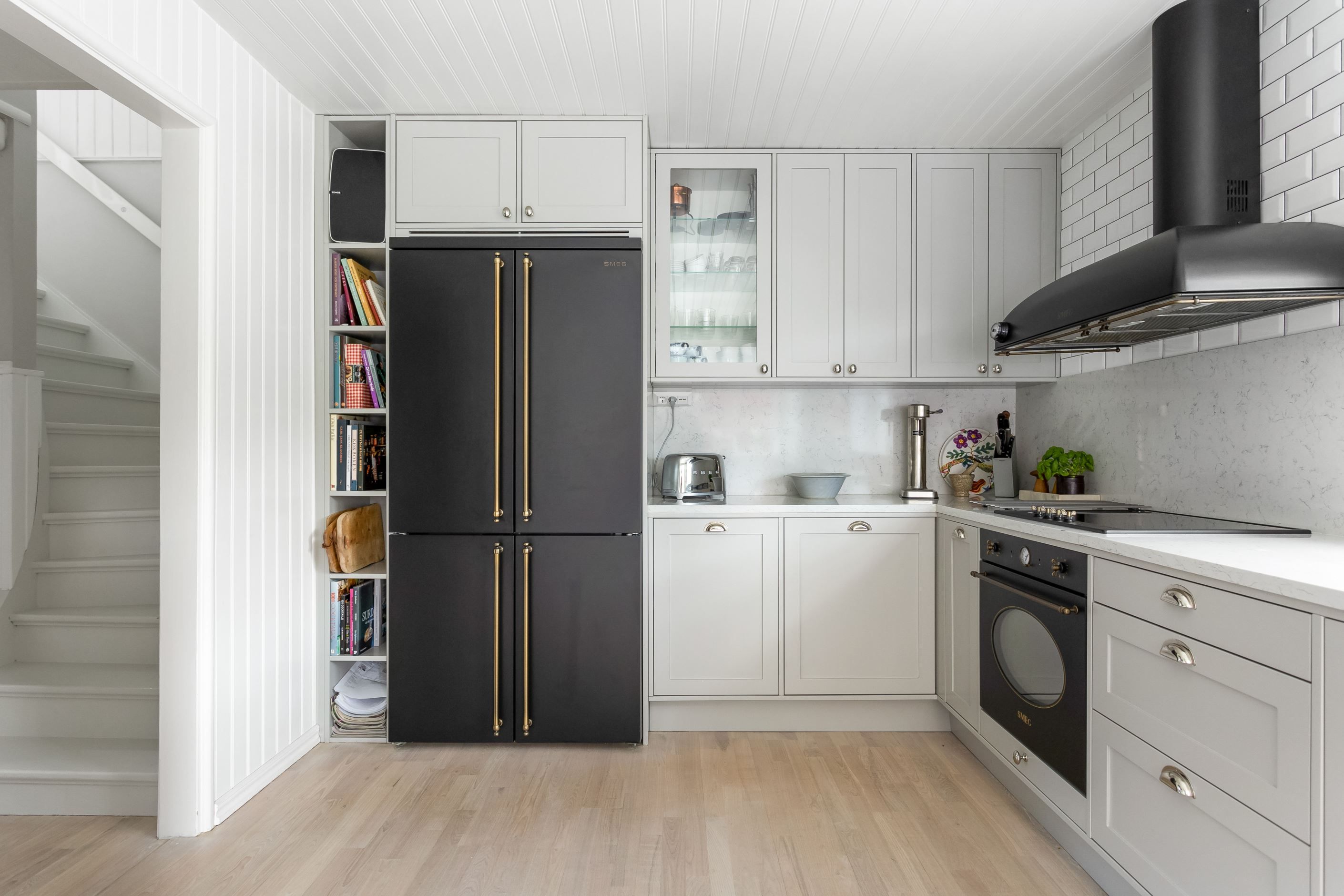 Ljusa golv och förvaring upp till tak