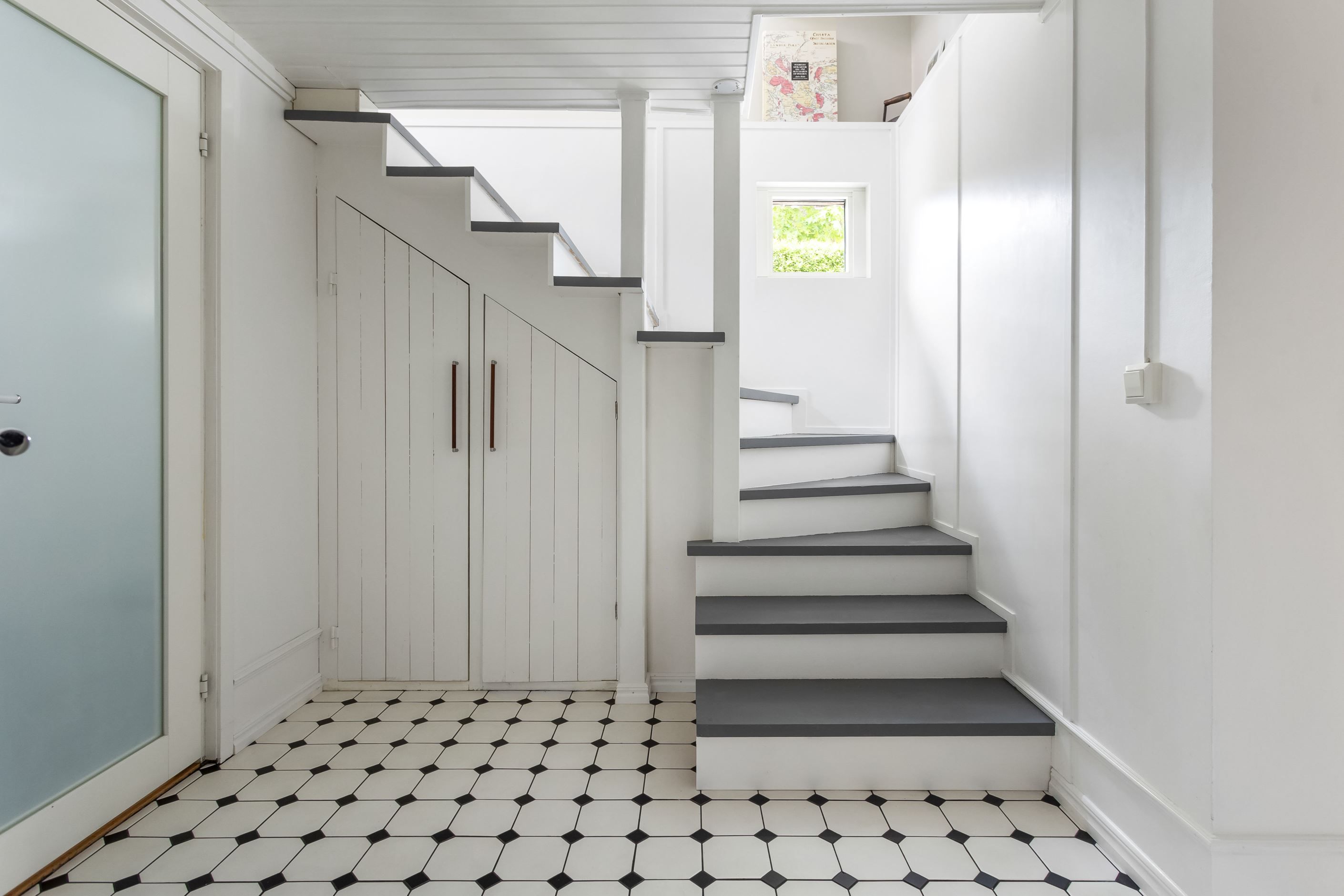 Bred trappa ner till källaren