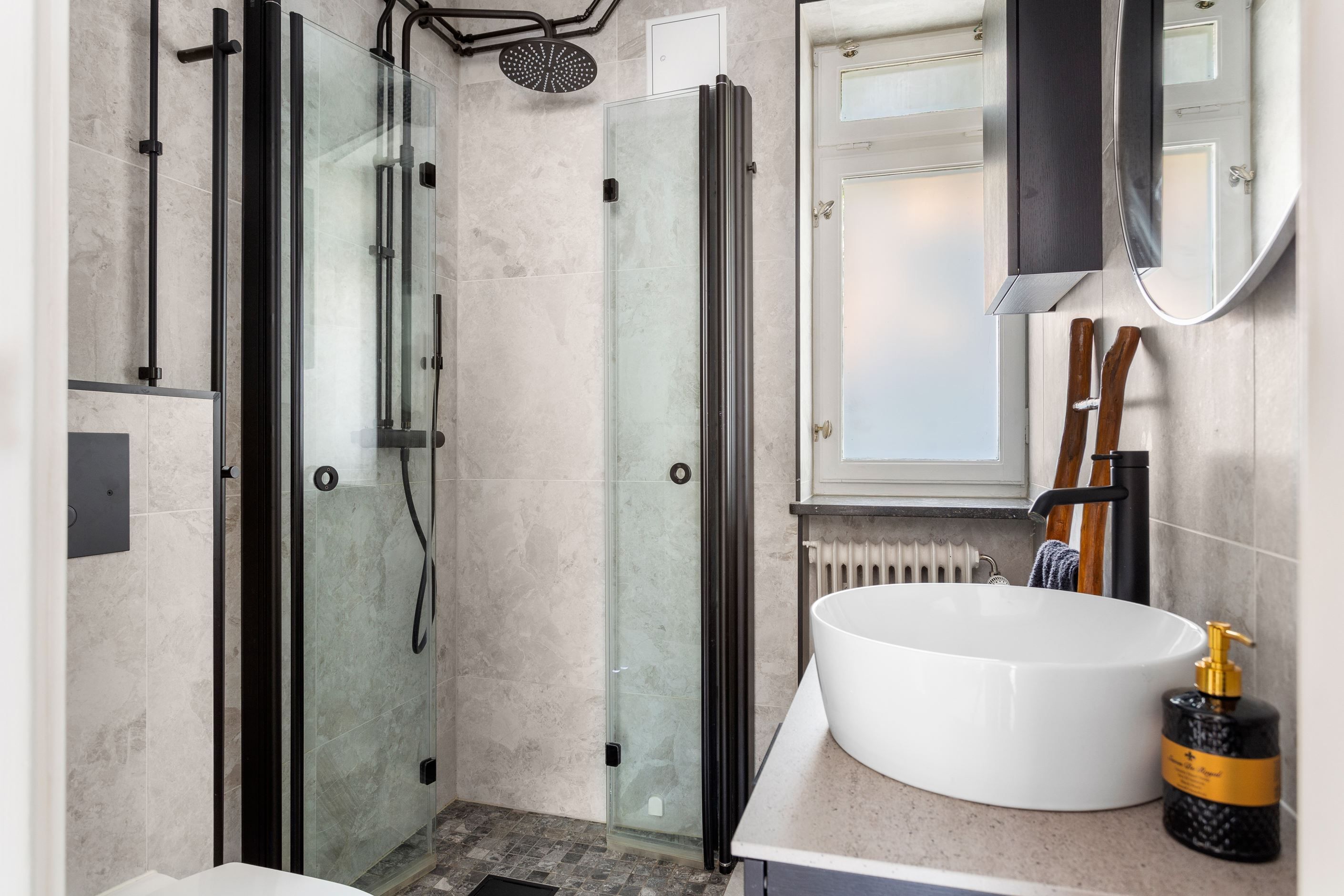 Renoverat badrum med stor dusch