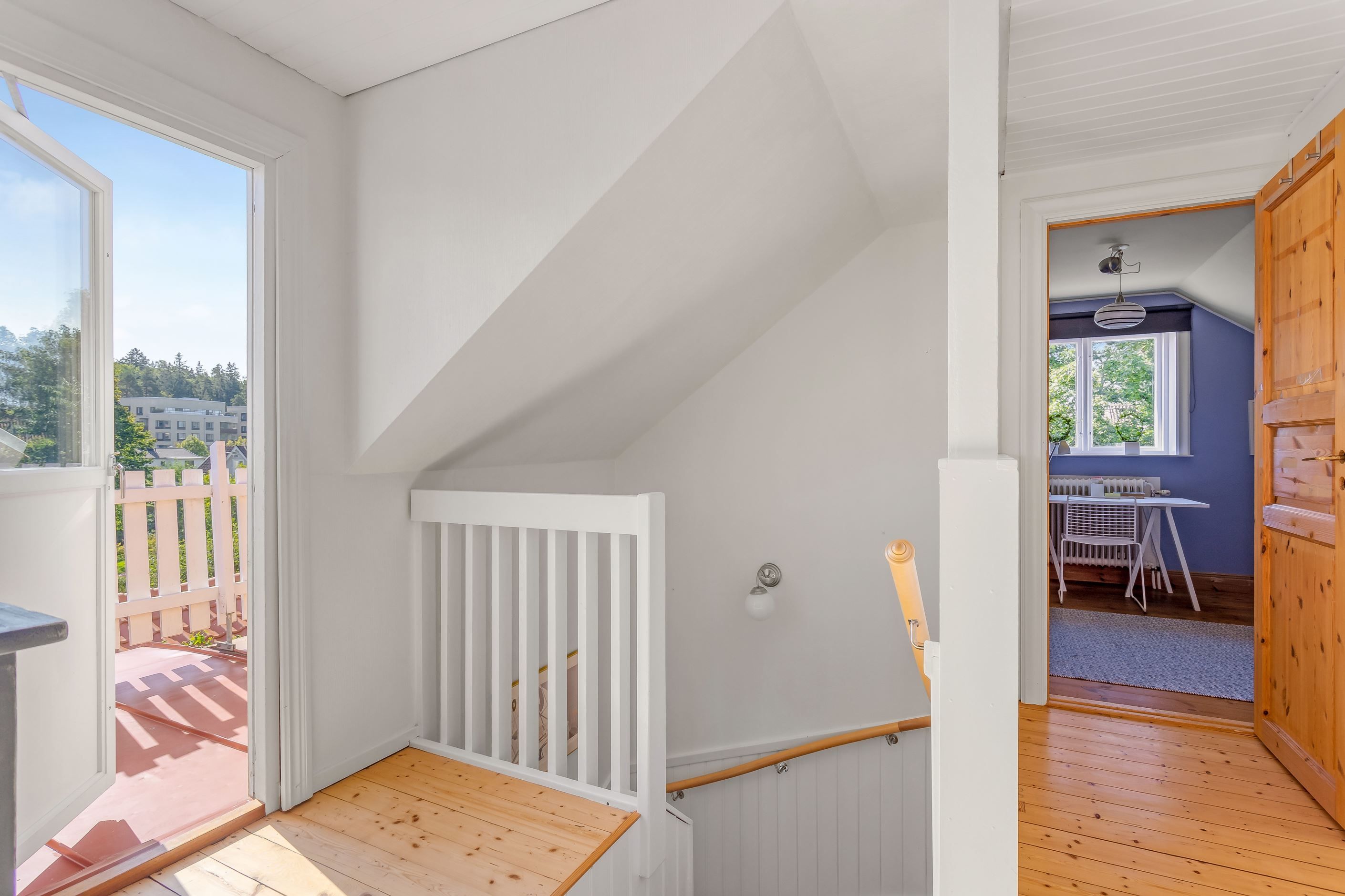 Övre hall med utgång till generös takaltan