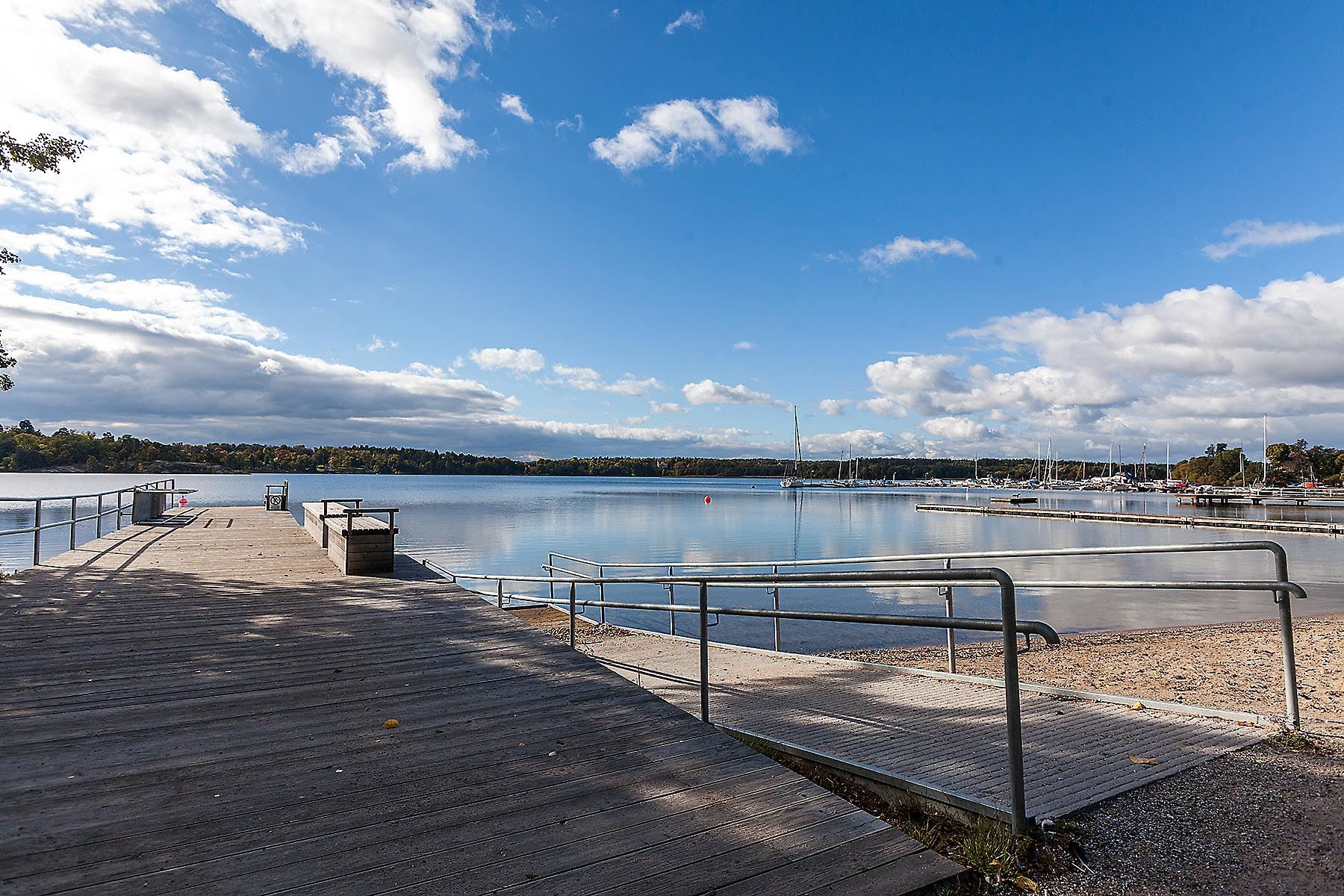 Bryggor och båtklubb vid Mälaren