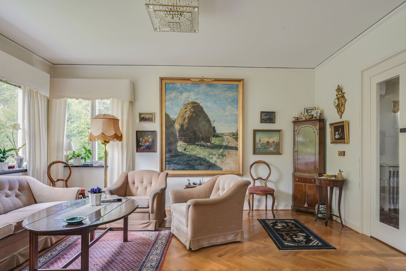 Underbart ljusflöde från fönster i gavel