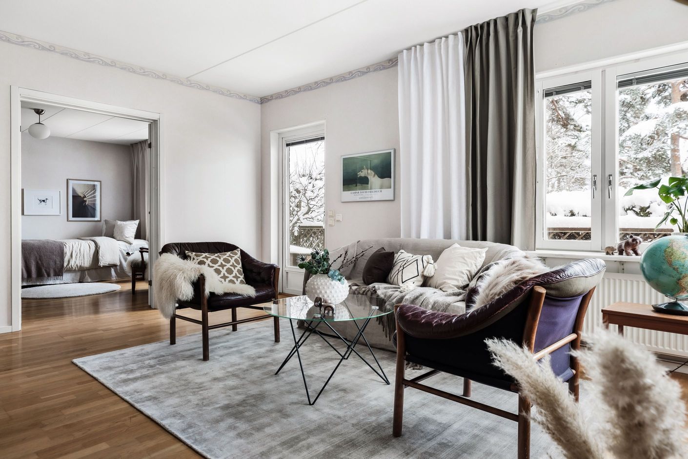 Vardagsrum i ljust gavelläge med utgång till uteplats