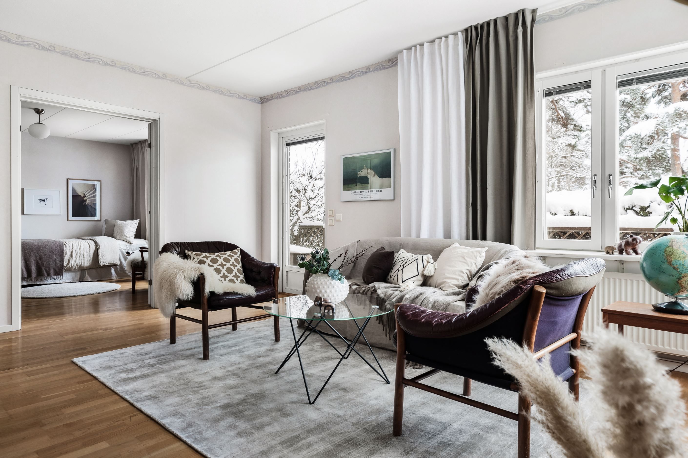 Vardagsrum i ljust gavelläge med utgång till uteplats