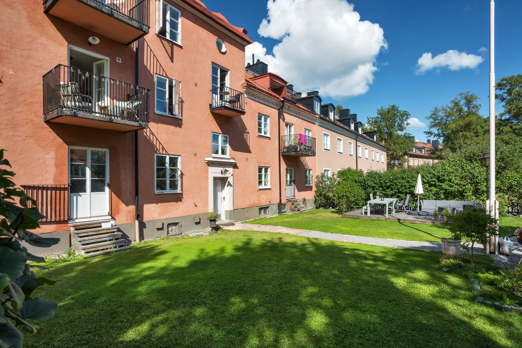 Föreningen mysiga trädgård endast några trappsteg bort