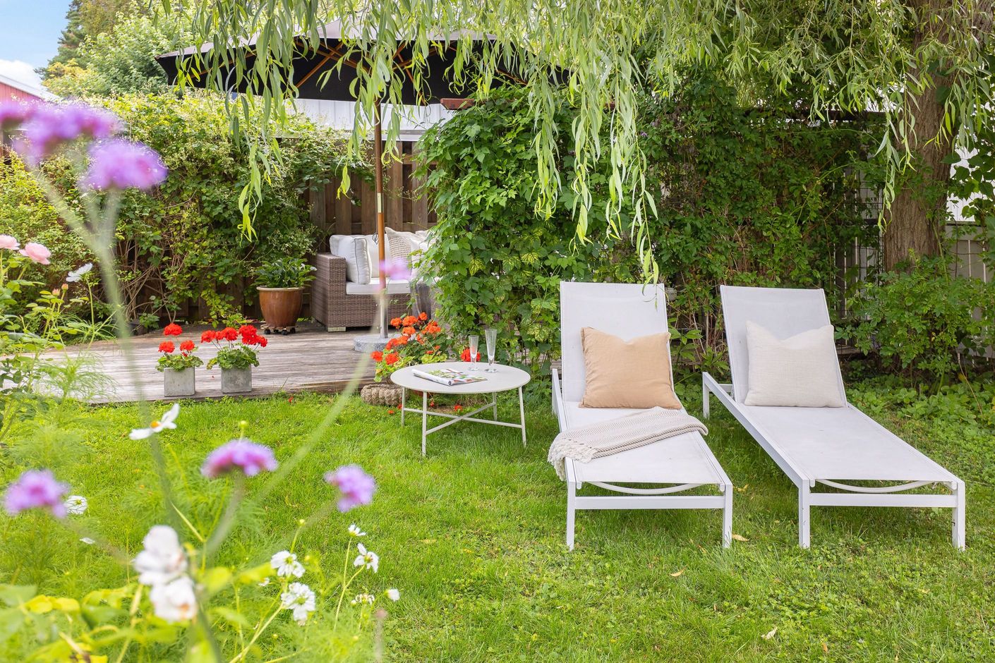 Skyddad och trivsam tomt som erbjuder såväl sol som skugga från morgon till kväll