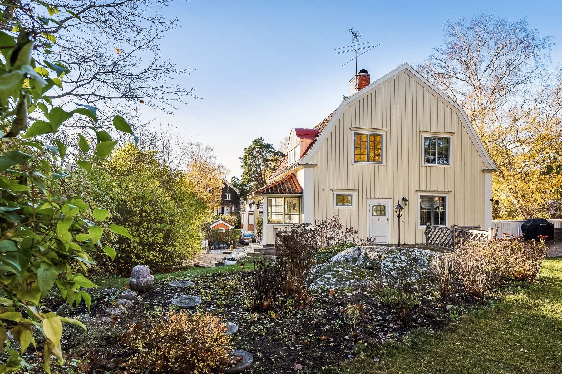 Tidlösa linjer på vacker och välhållen villa anno 1920