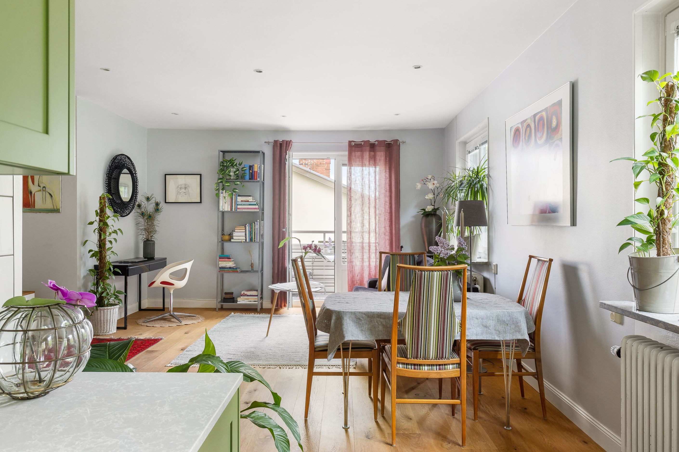 Plats för matbord mellan vardagsrum och kök