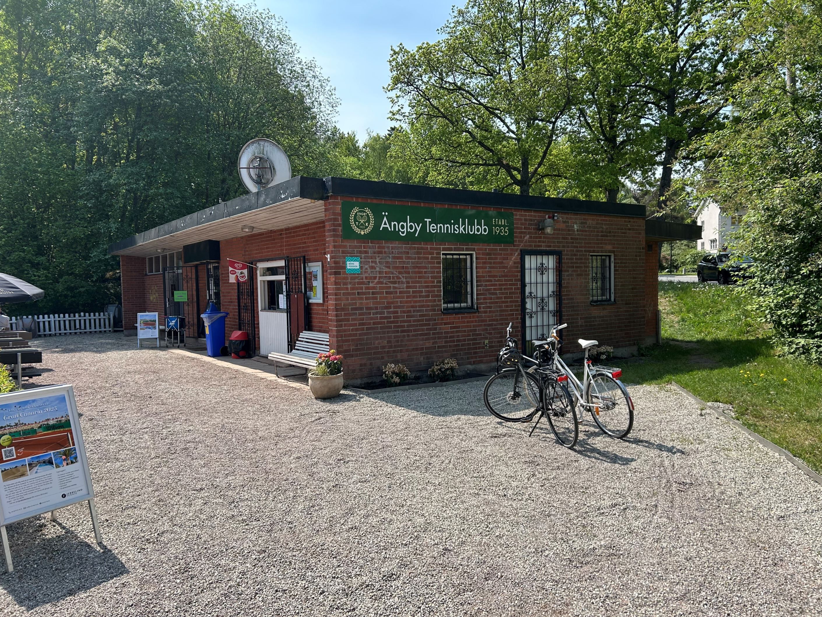 Tennisklubben ca 100 meter från huset