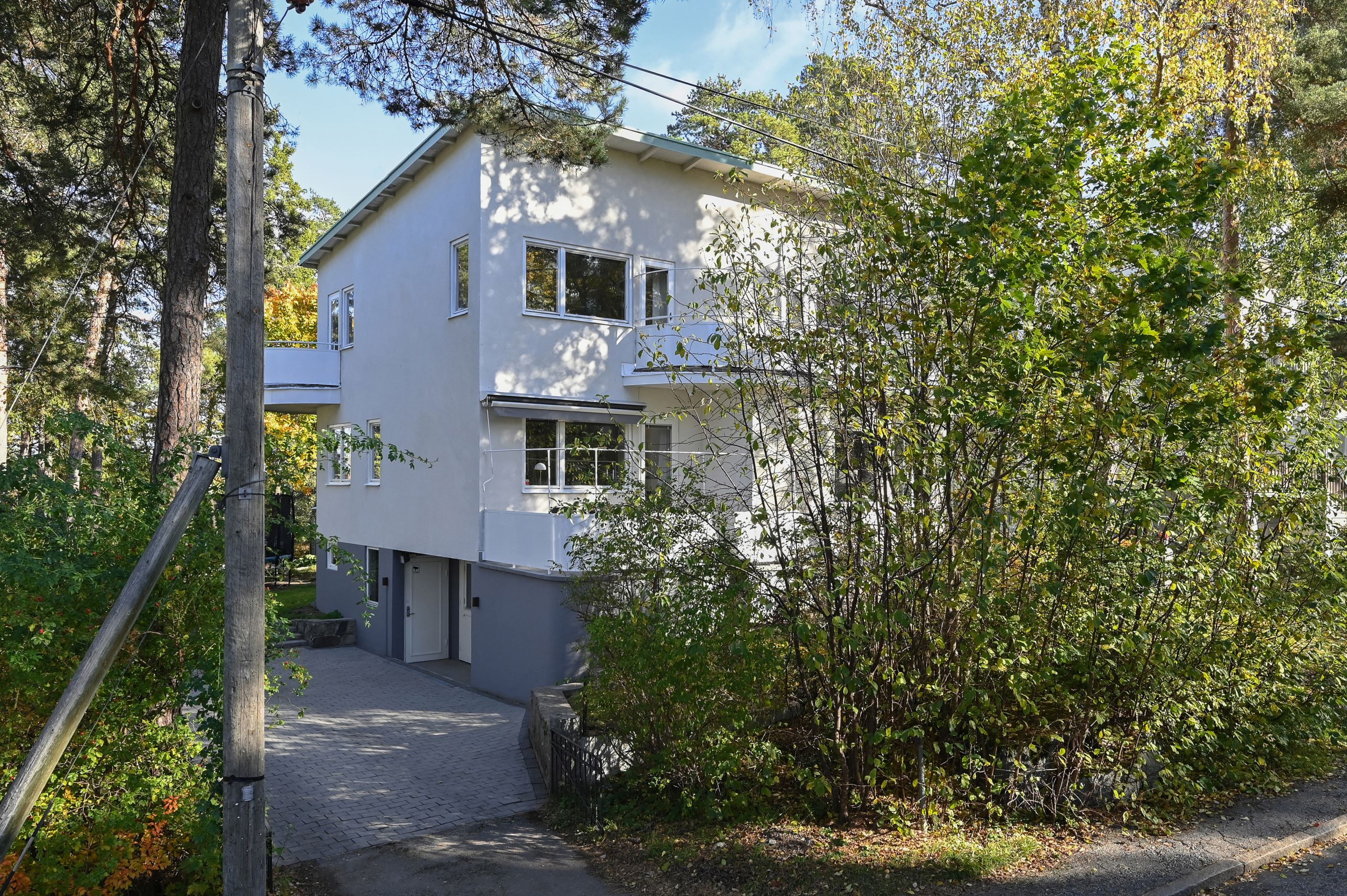Stensatt infart som rymmer flera bilar