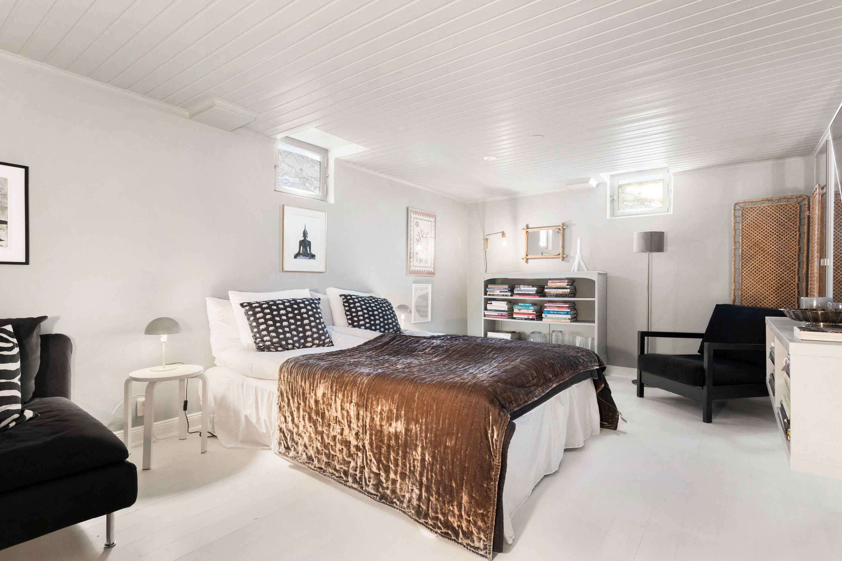 Master bedroom/allrum i källarplan