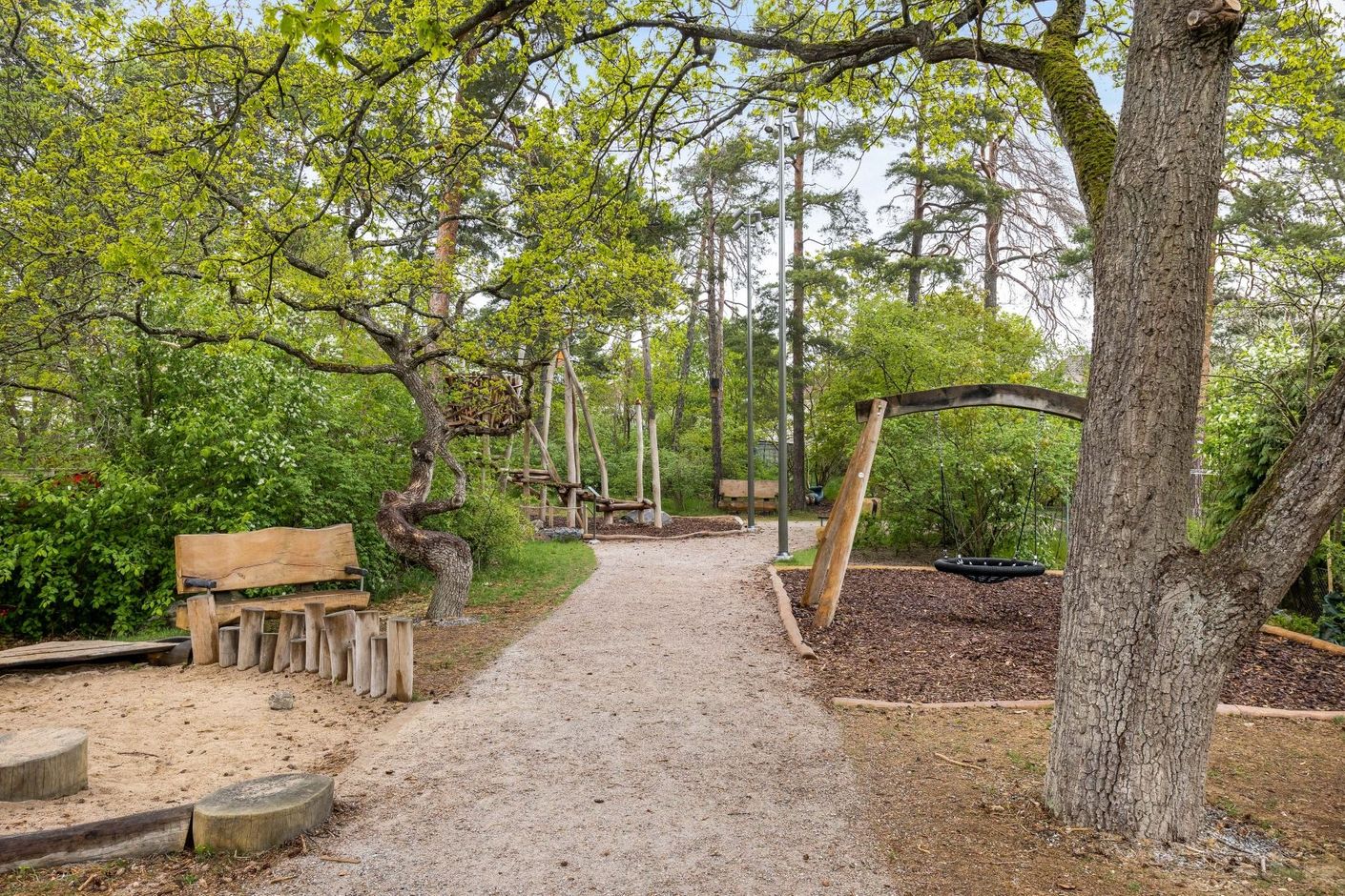 Trevlig lekpark precis intill huset