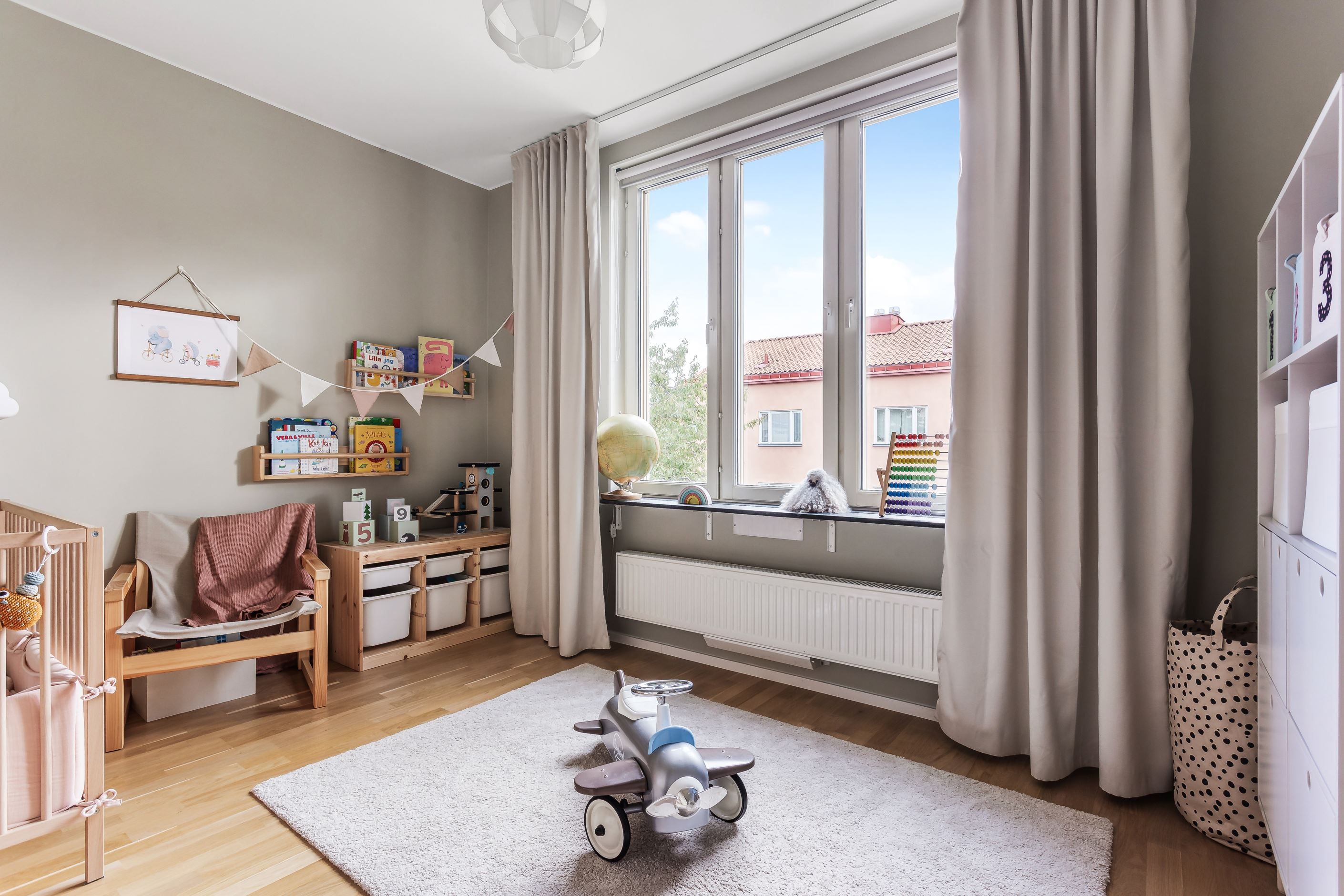 Generöst ljusinsläpp i från tre fönster i fil