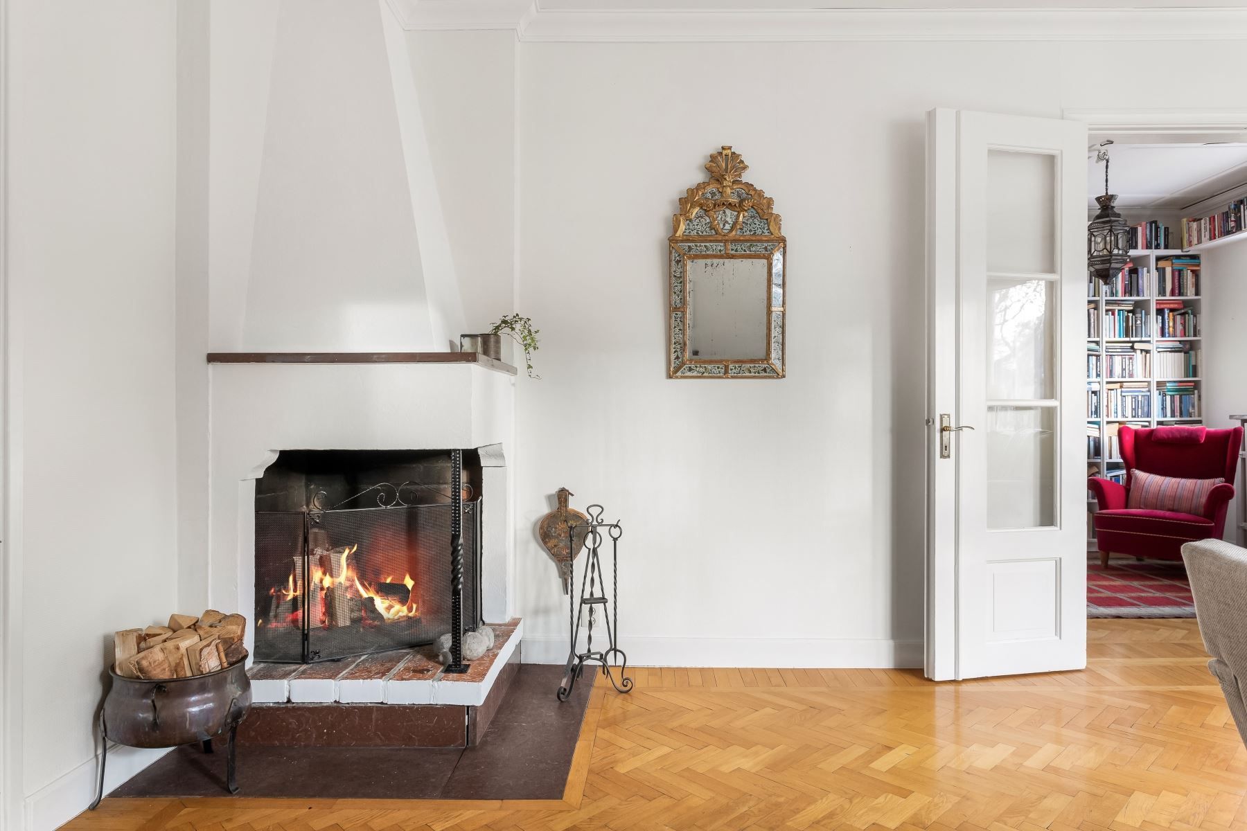 Originaldetaljer bevarade, vilket skapar varm atmosfär i huset