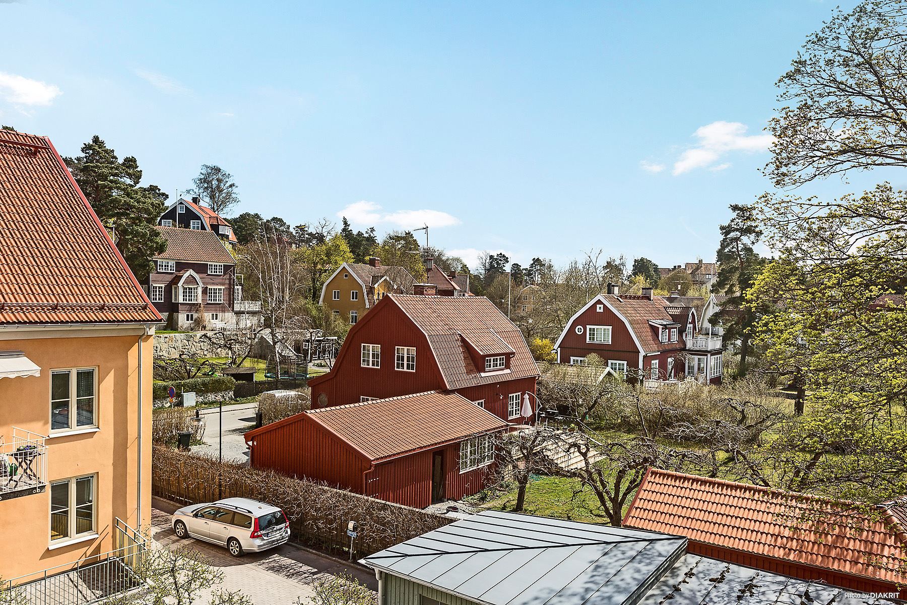 Drömvåning med idyllisk utsikt i försommarskrud