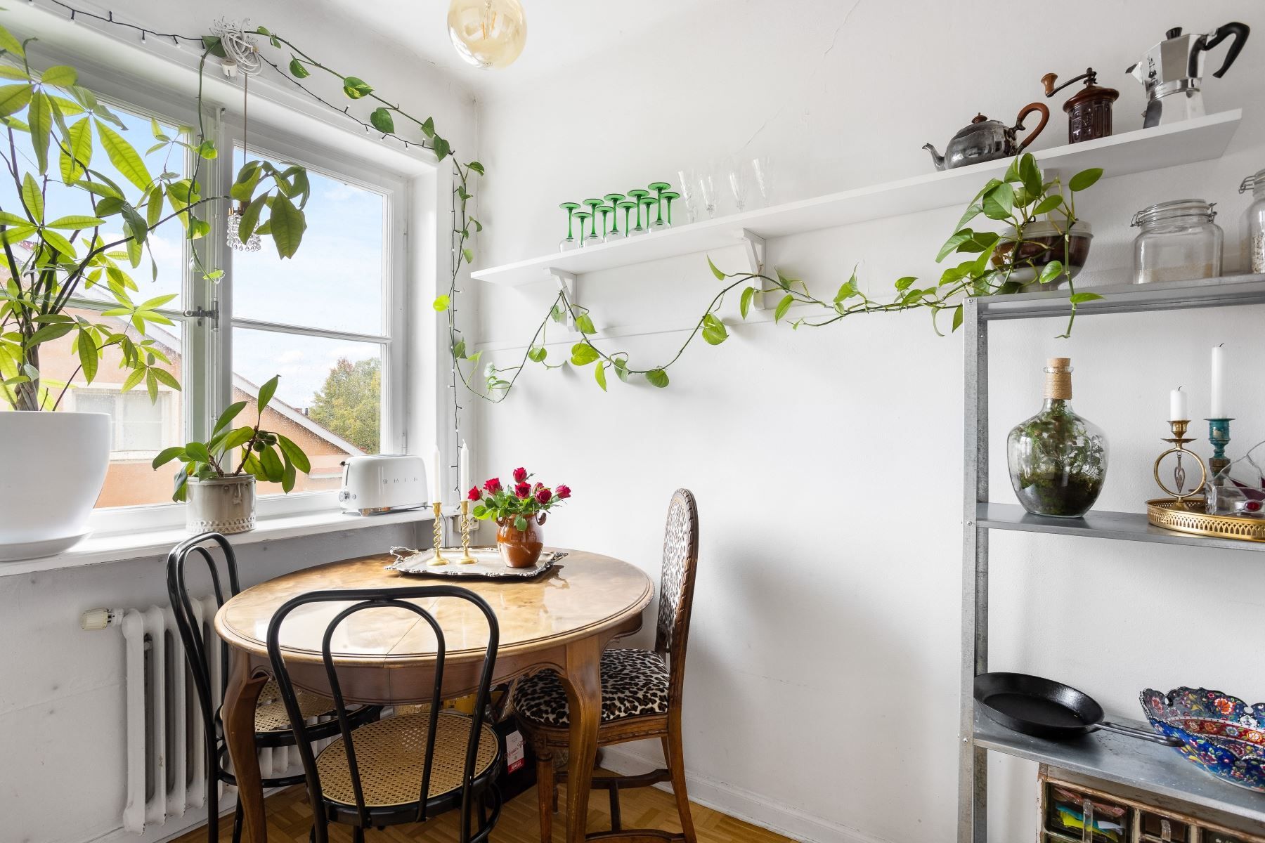 Trevlig matplats framför fönstret