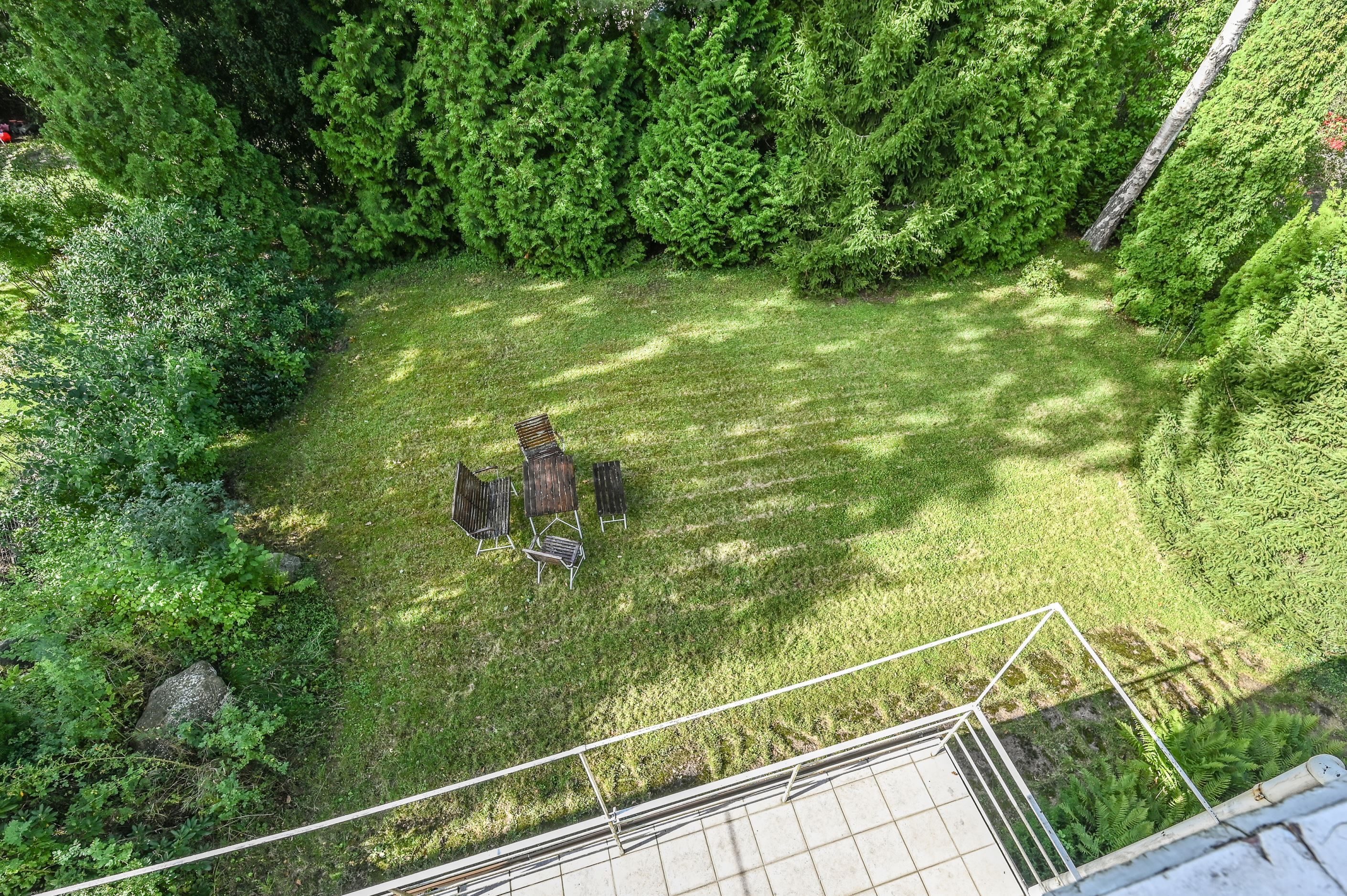 Barnvänlig tomt med inramning av vacker grönska