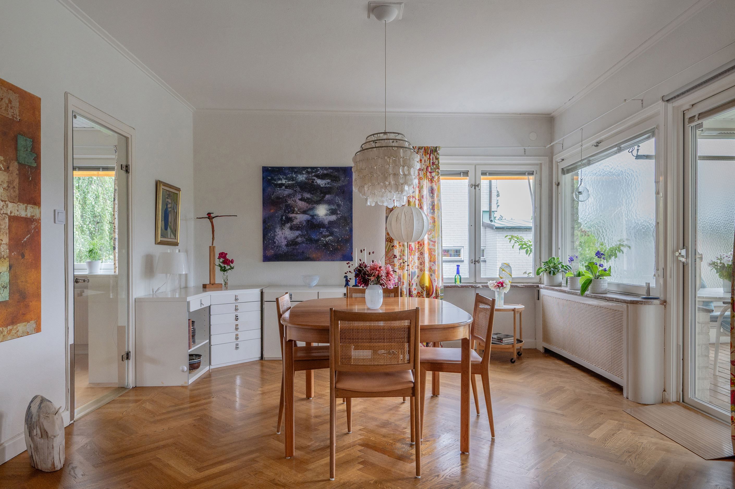 Glasad dörr från sällskapsyta leder ut till...