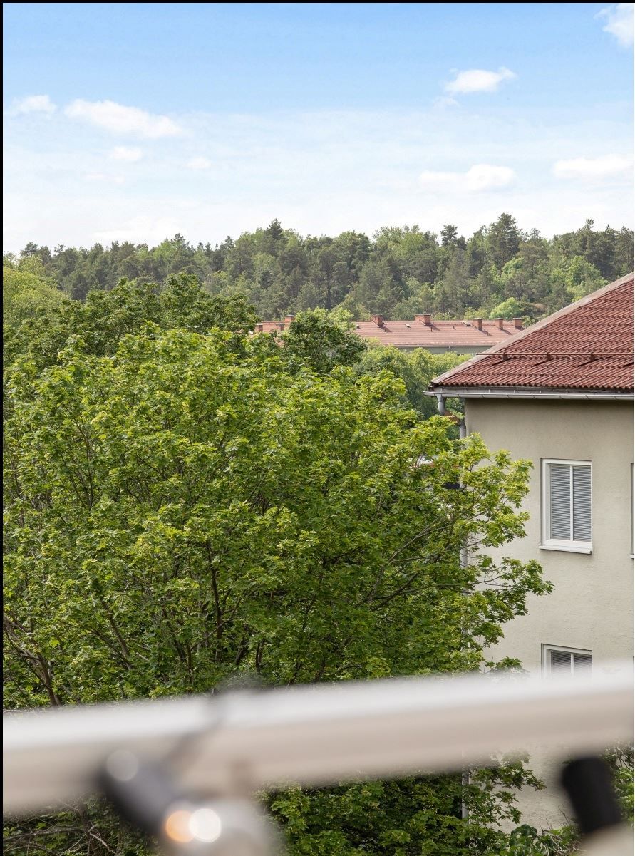 Solig balkong i högt och fritt läge!