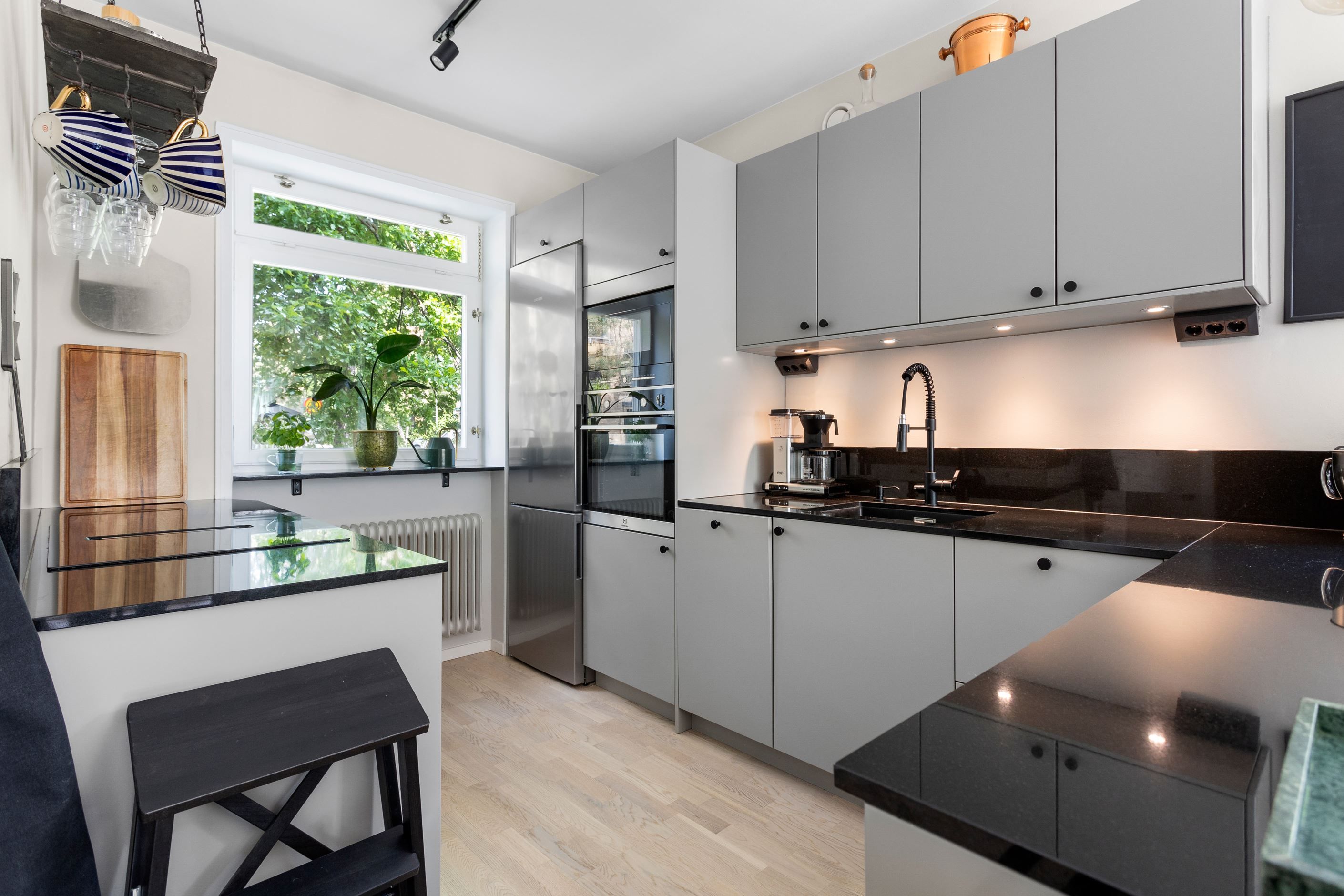 Ordentligt kök med inbyggd fläkt