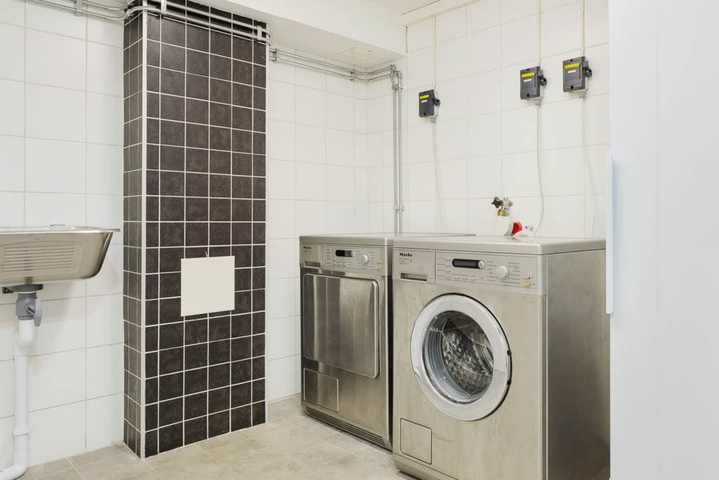 Tvättstuga i huset på källarplan