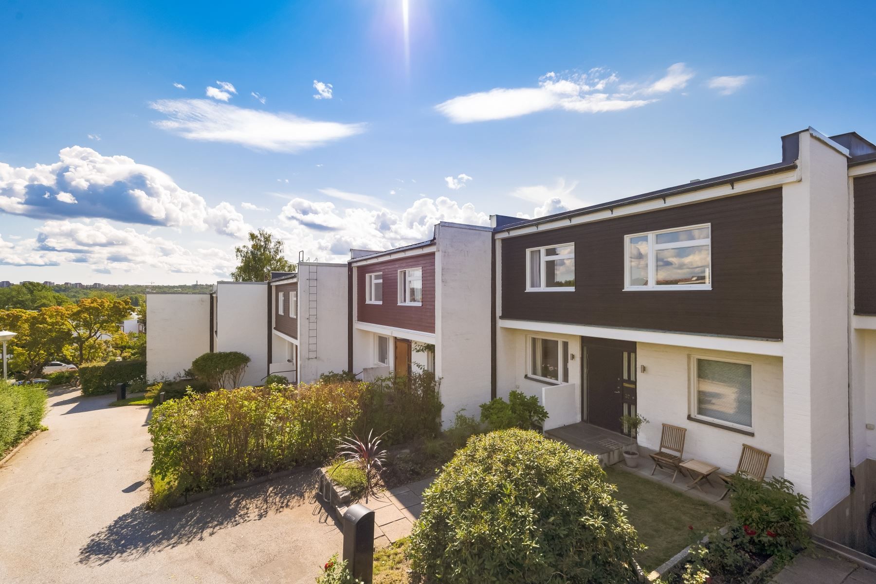 Lyxradhus äntligen till salu - Sjöglimt och fina ytor!