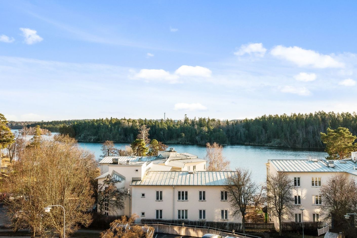 Mälaren ett stenkast bort, badrocksavstånd till stranden!