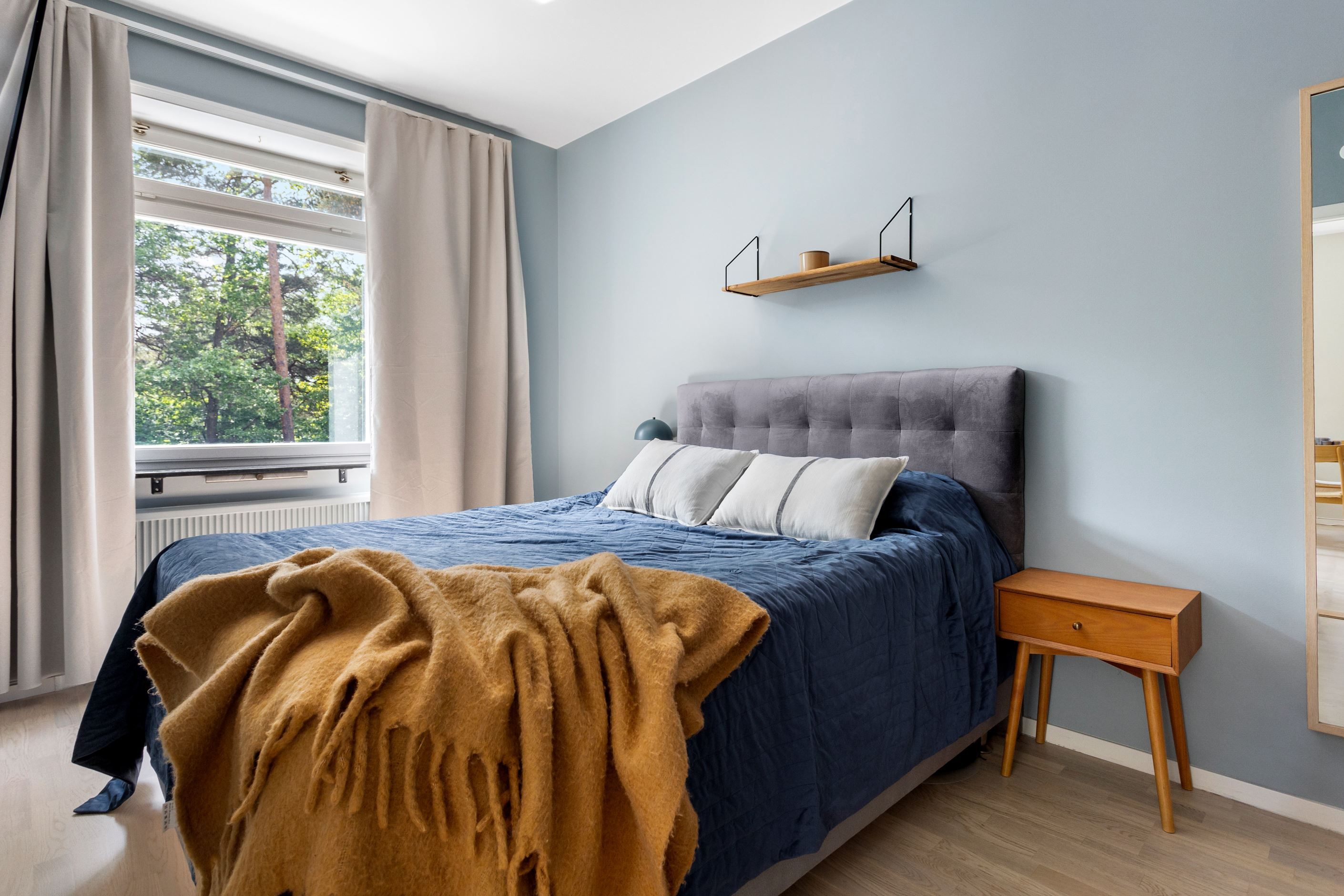 Plats för dubbelsäng och sängbord