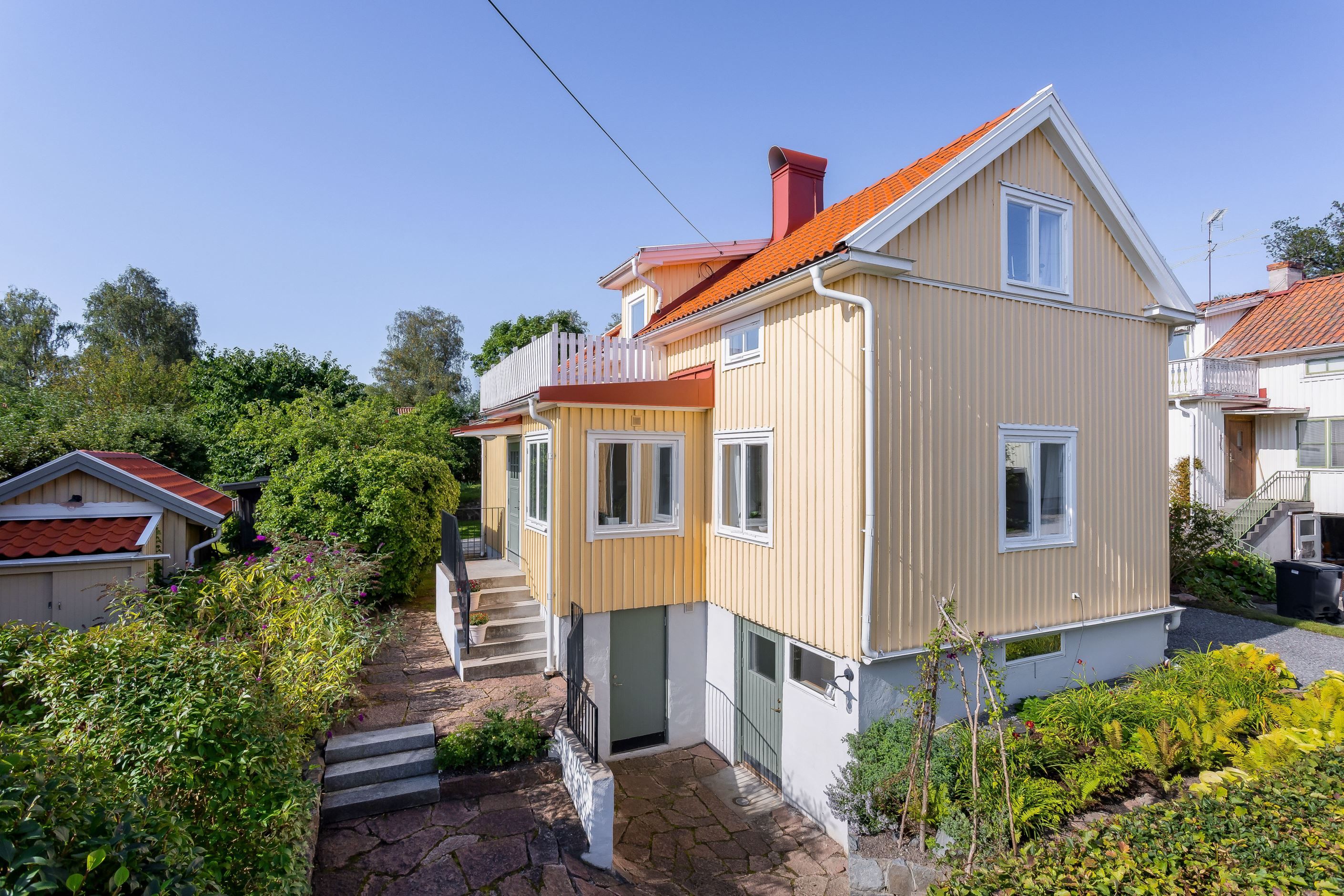Välhållen 20-talsvilla på skyddad soldränkt tomt