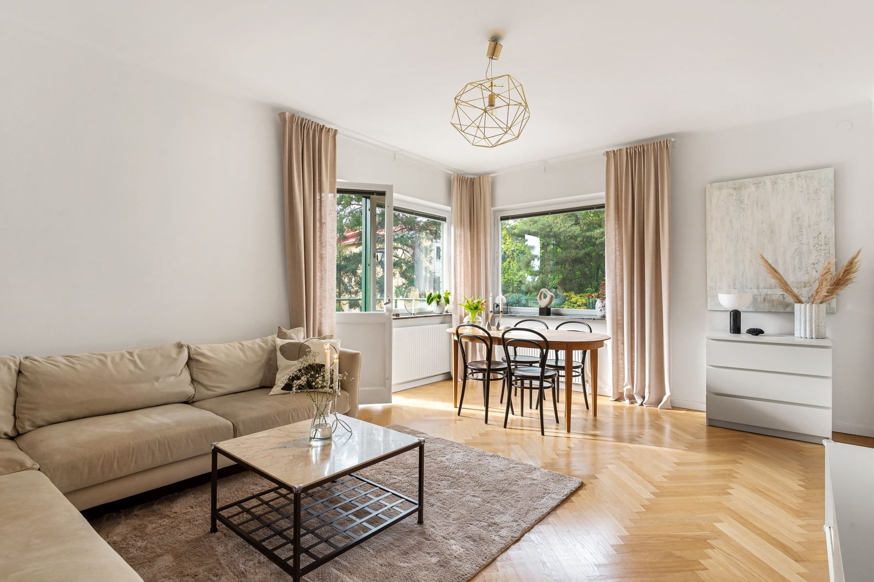 Sällskapsdel med matplats