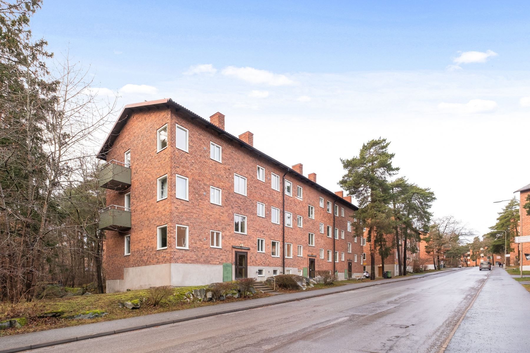 Välskött fastighet på lugn gata med närhet till kommunikation och service