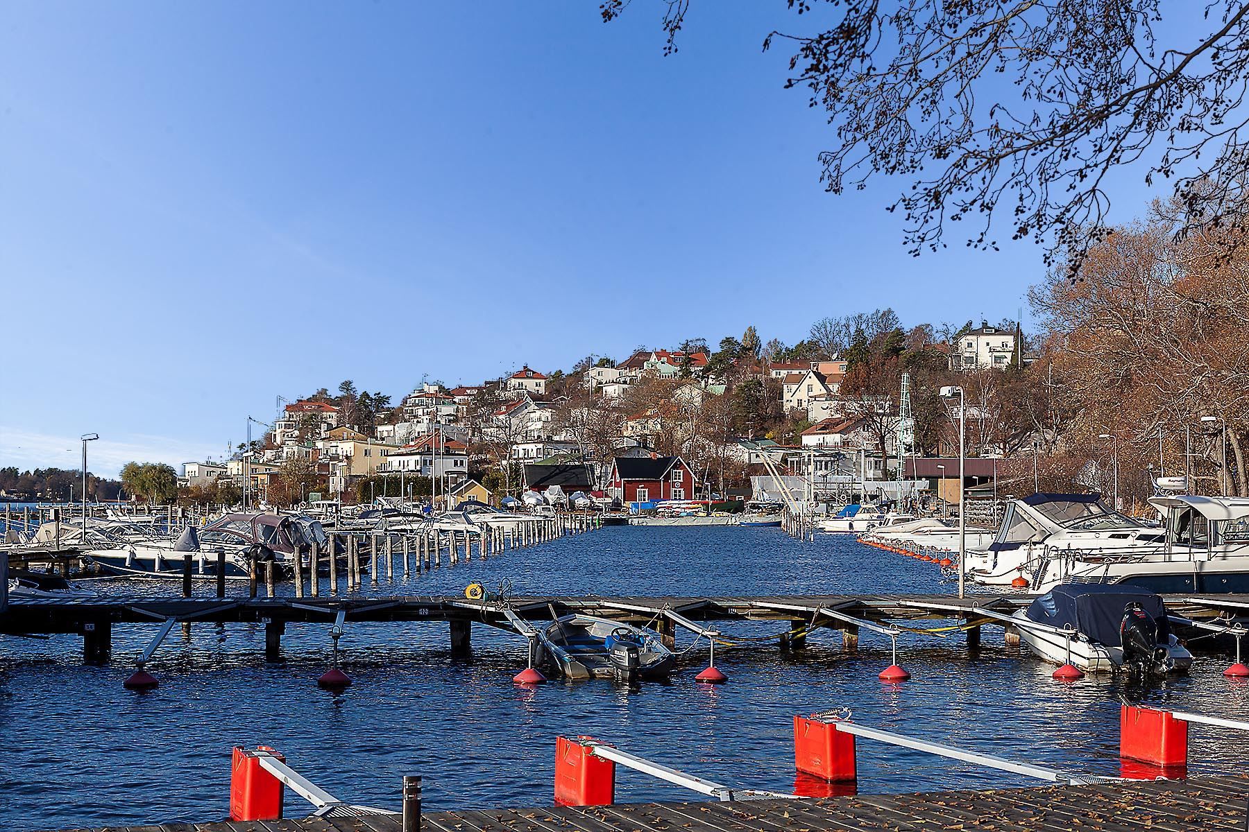 Ålstensmacken med sommarrestaurangen "Bryggan"