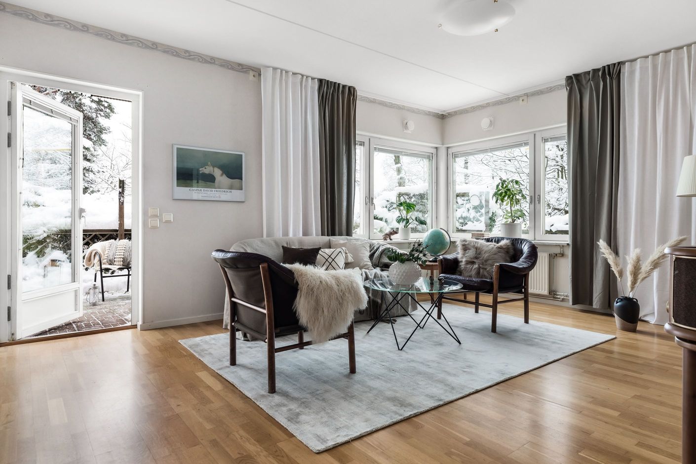 Lättmöblerat vardagsrum med många alternativ