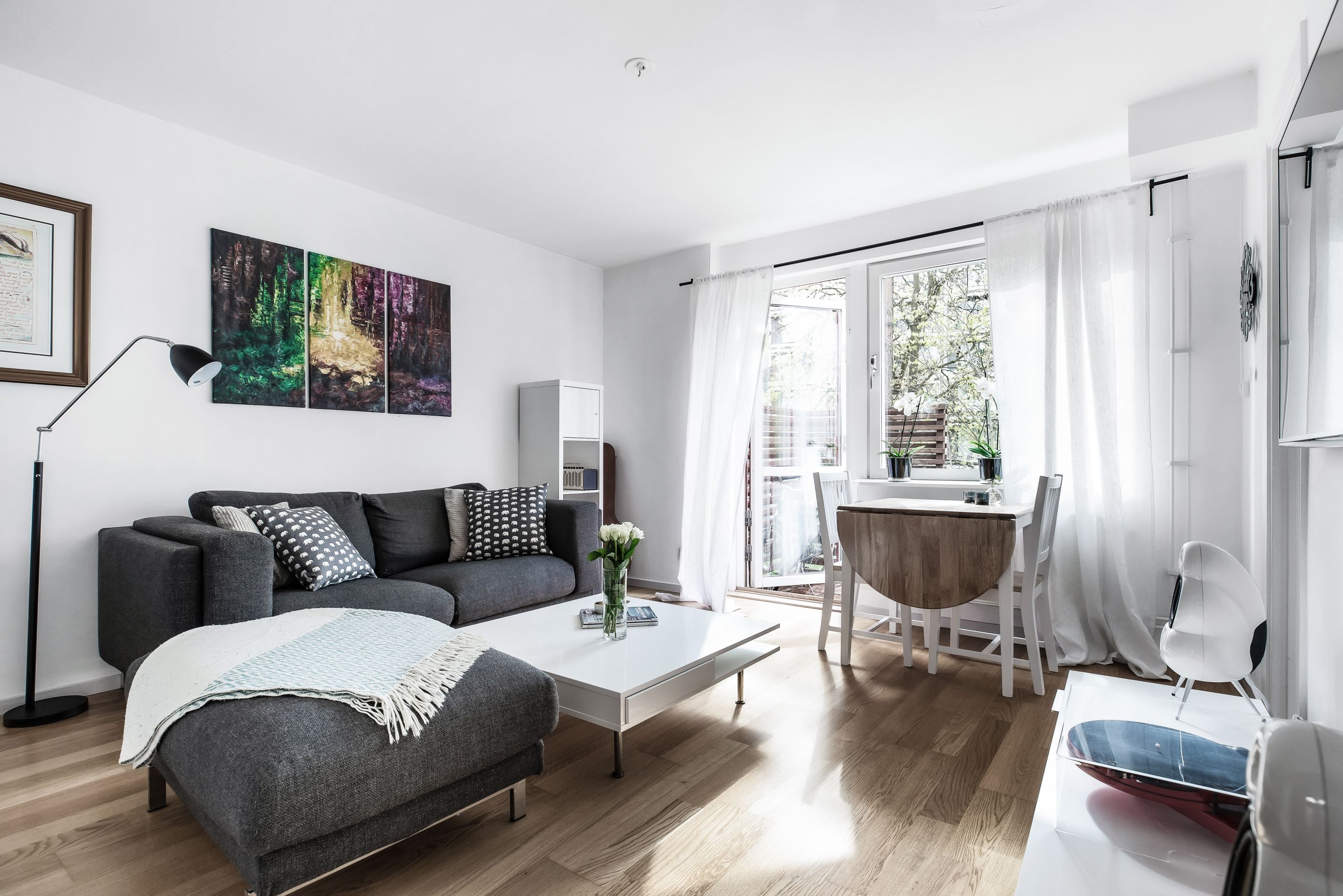 Allrum med plats för matbord och stolar intill fönsterparti och utgång till uteplatsen i soligt läge