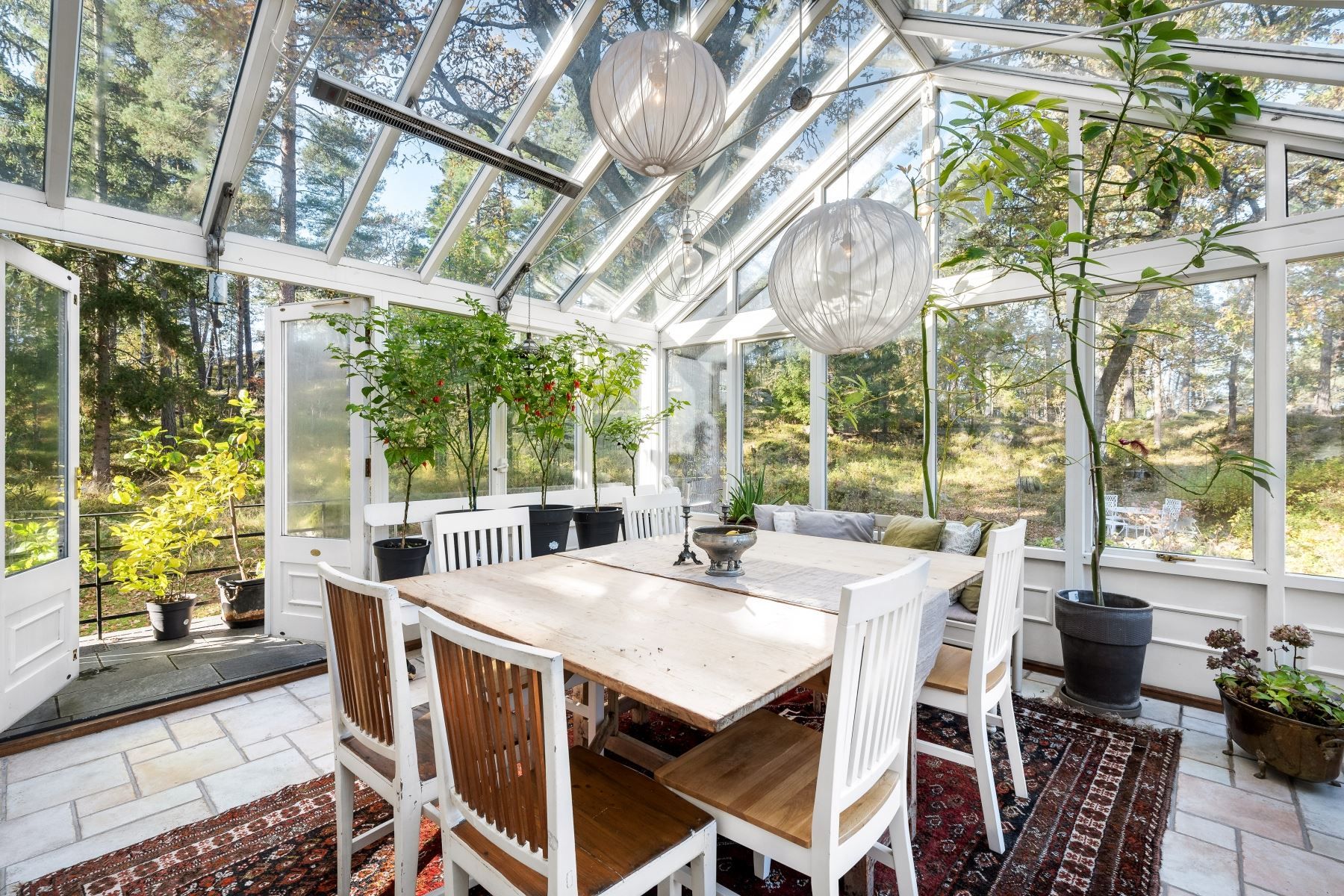 En fin plats att njuta av den grönskande inramningen