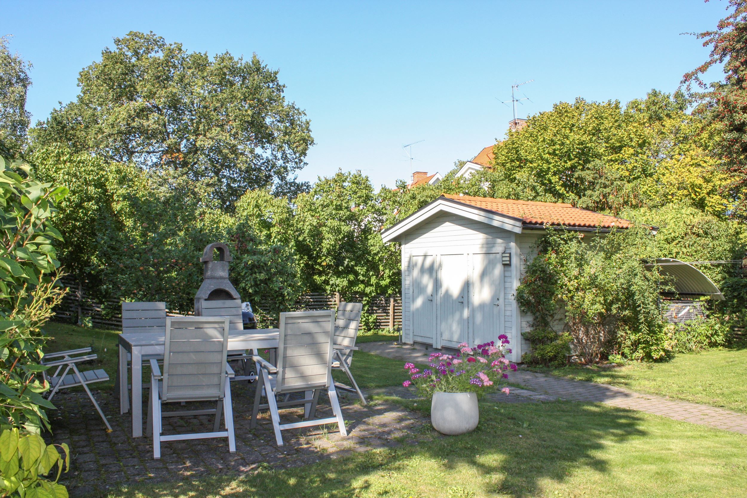 Föreningens gemensamma trädgård öppnar upp för trivsamma stunder i solen