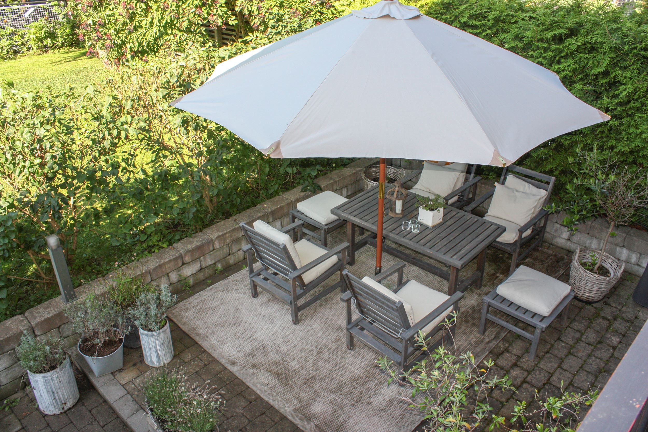 Egna uteplatsen bjuder in till skyddat  trivsamt uteliv med familj och vänner