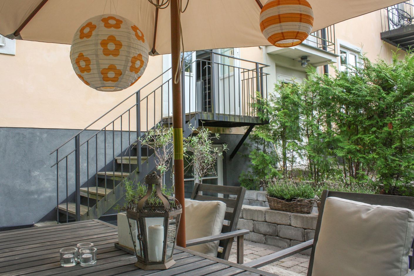 Generös privat uteplats i S/V-läge med föreningens  gemensamma trädgården i förlängningen