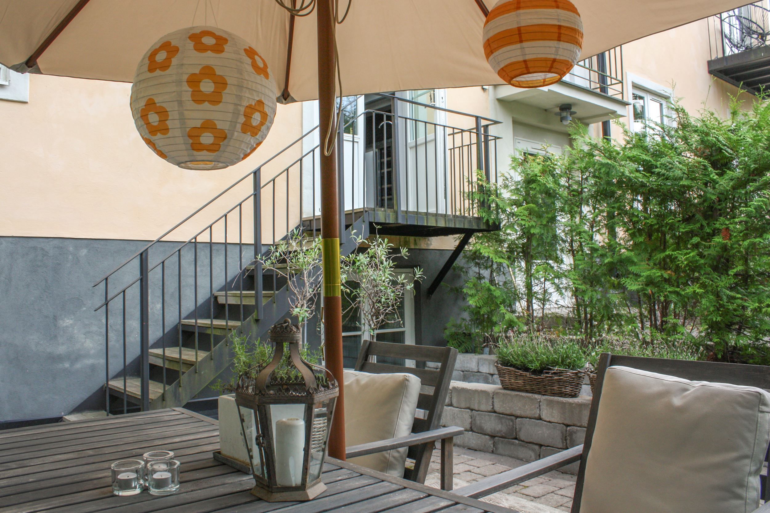 Generös privat uteplats i S/V-läge med föreningens  gemensamma trädgården i förlängningen